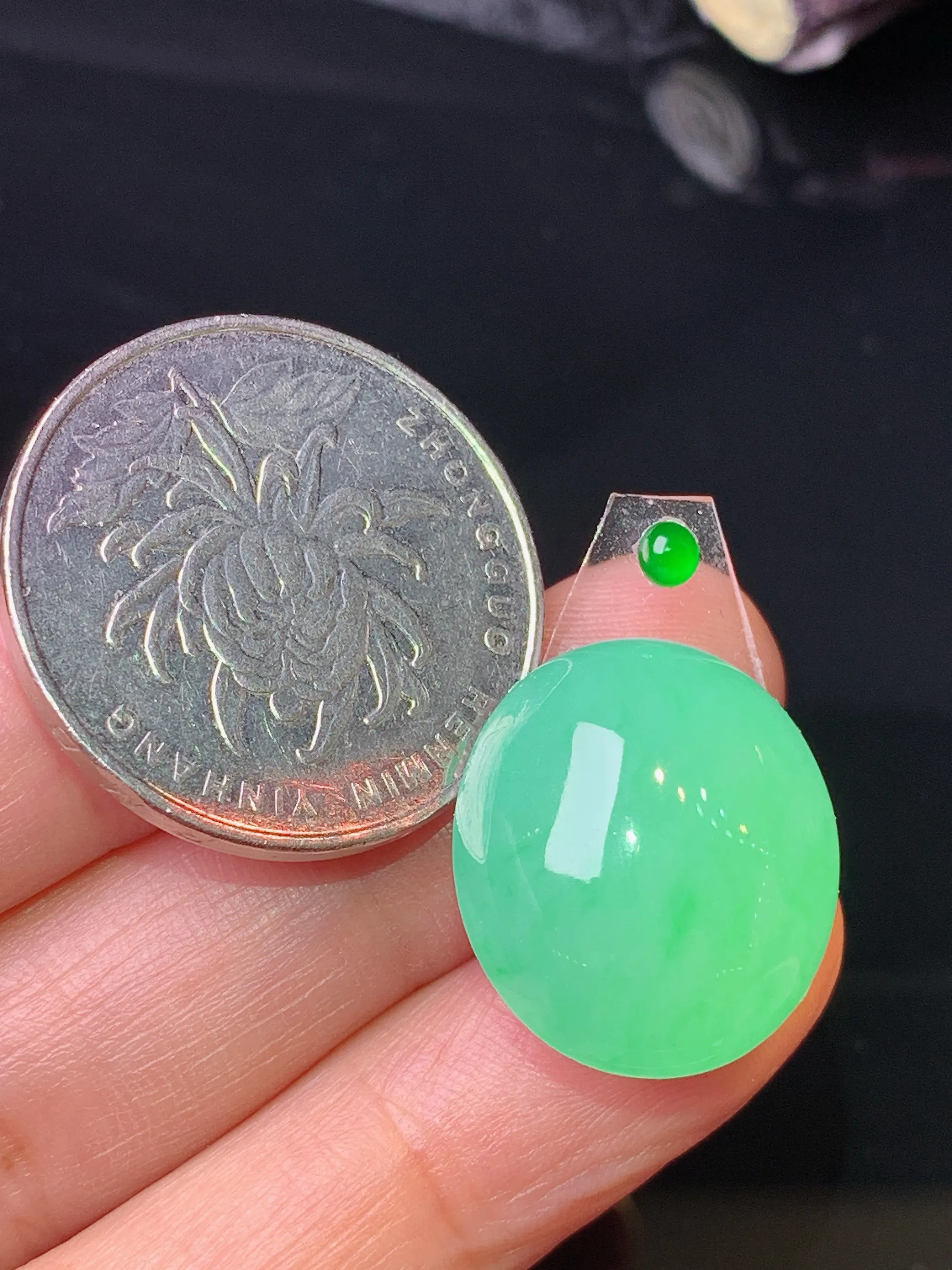 镶嵌款 翠绿蛋面吊坠 玉质细腻 色泽清新艳丽 整体尺寸19.3*17*8.2