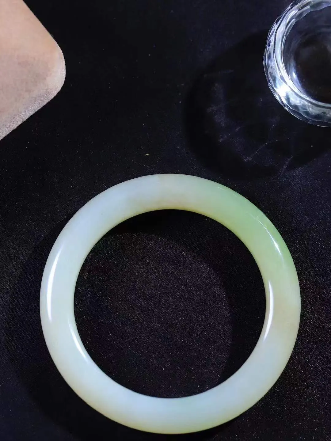 （柔情似水.手镯）

精品和田玉三色手镯，玉质温润细腻，镯型饱满圆润，优雅知性，姽婳于幽静兮，又婆娑乎人间，经典款型，古朴典雅。极具灵性，腕间风情，风姿卓越。 重48.34克    内径53.8mm 尺寸9.8-9.4mm   781252644A