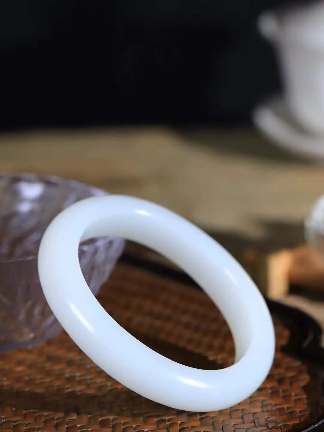 【贵妃镯.玉腕清响】    

精品和田玉白玉贵妃镯，玉质温润细腻 油性十足 相传杨贵妃十分喜爱椭圆形态手镯，后人称其为贵妃镯。因其形与人手腕形相吻合，佩戴更服帖，别具妩媚风格。
重56.68克   内径56.5-49mm尺寸13-9mm   fDA-881201748