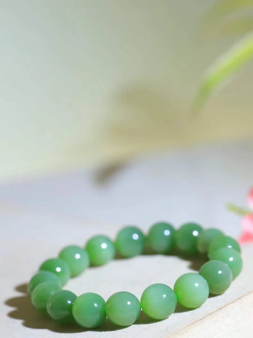 【珠圆玉润.手串】

精品和田玉碧玉猫眼珠圆玉润手串 玉质温润细腻  整串打磨圆润，佩戴舒适。珠珠落