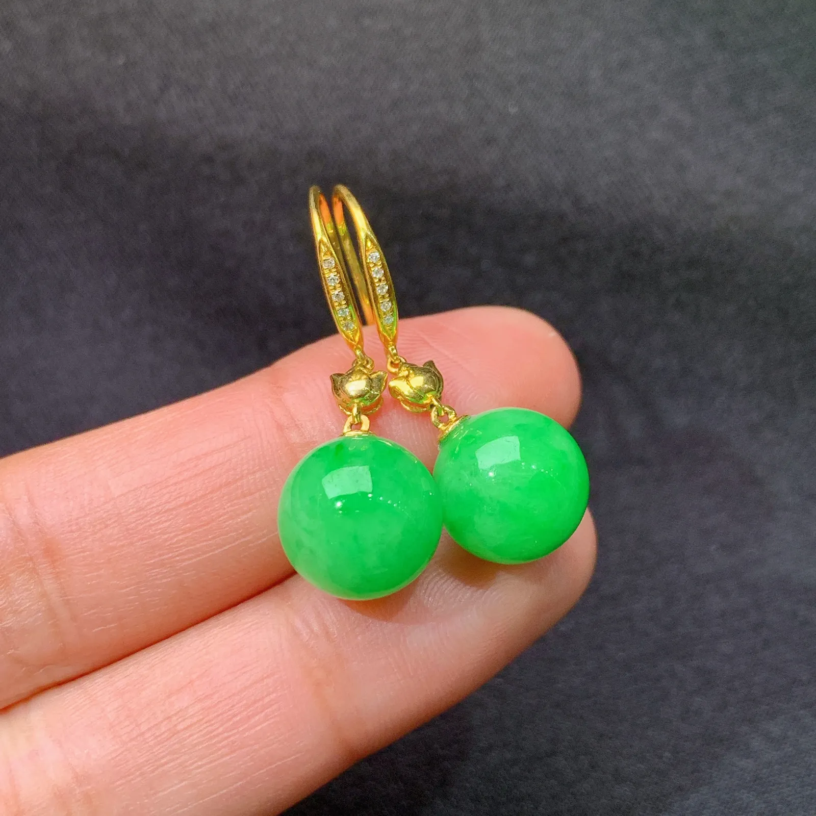 果绿圆珠耳坠，18k金镶嵌，简约时尚，冰润色甜，直径 10.3