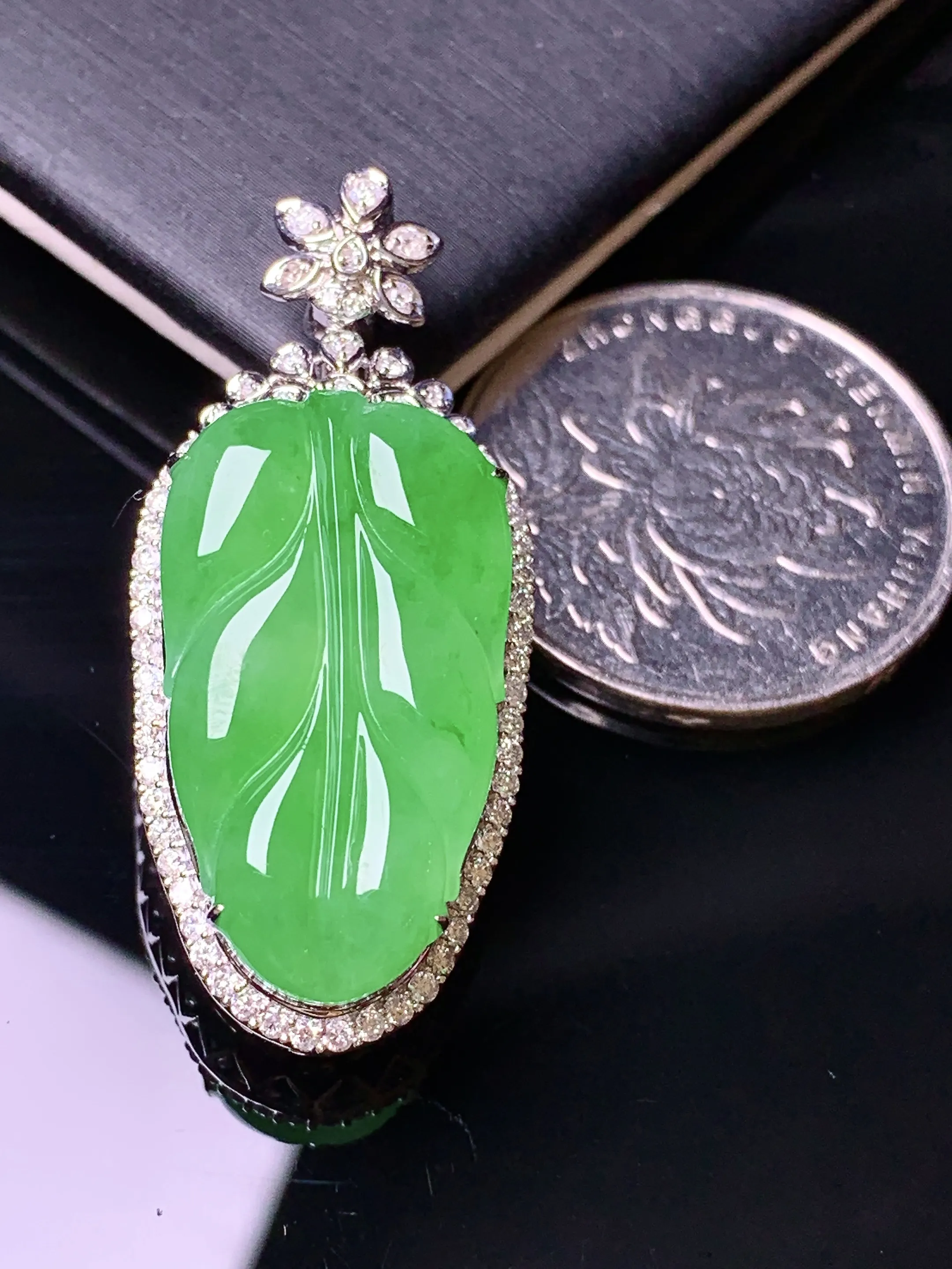 18k金钻镶嵌满绿树叶吊坠 玉质细腻 色泽清新艳丽 整体尺寸38.6*17.2*11.3