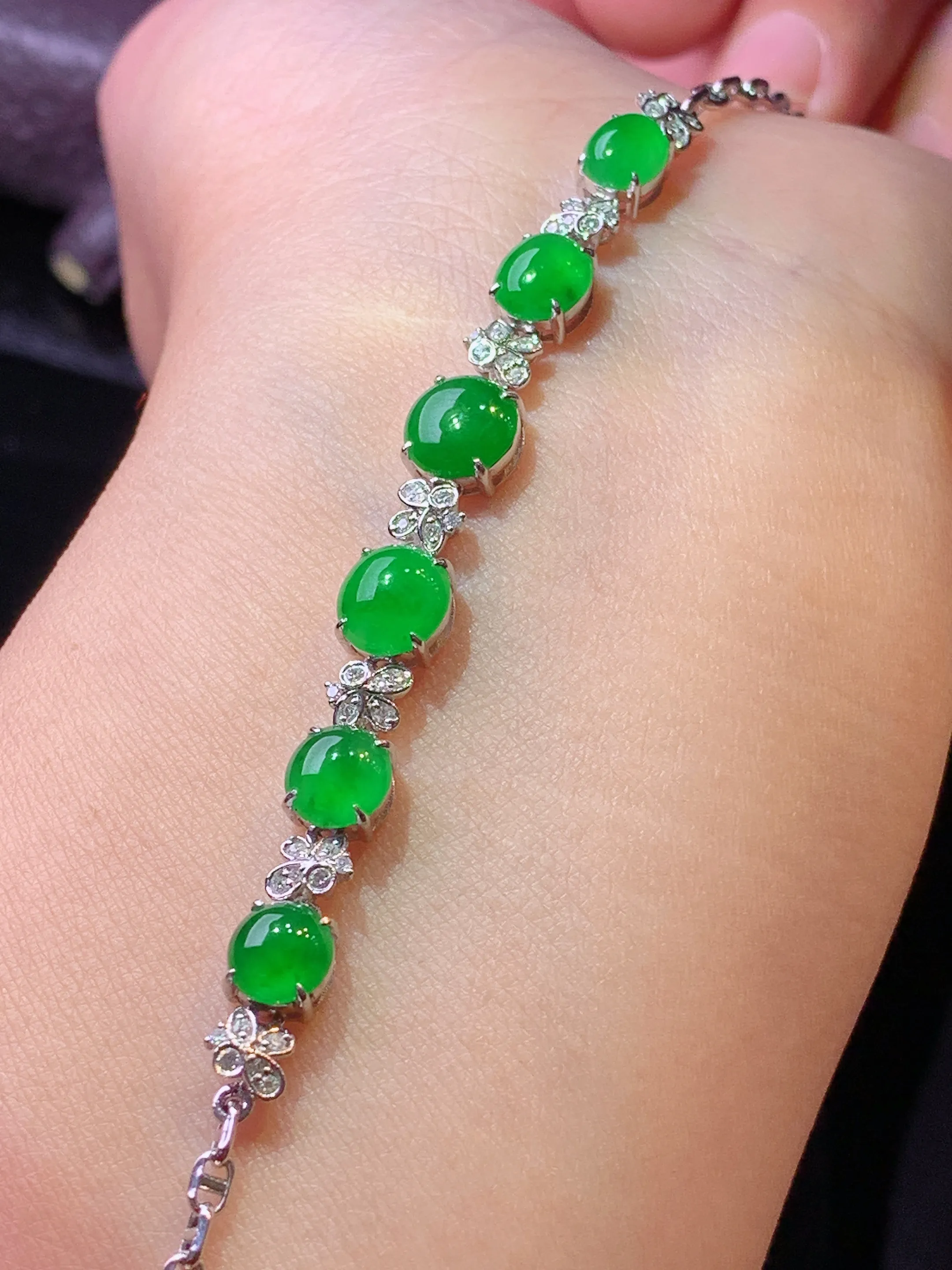18k金钻镶嵌满绿蛋面手链 玉质细腻 色泽清新艳丽 整体尺寸70.8*6.7*4.2