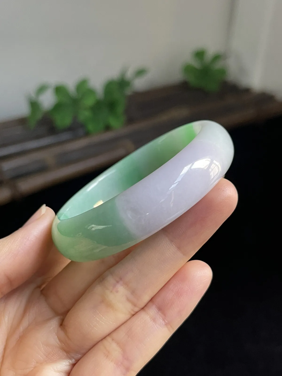 贵妃镯53.8圈口，翡翠糯化种飘绿手镯