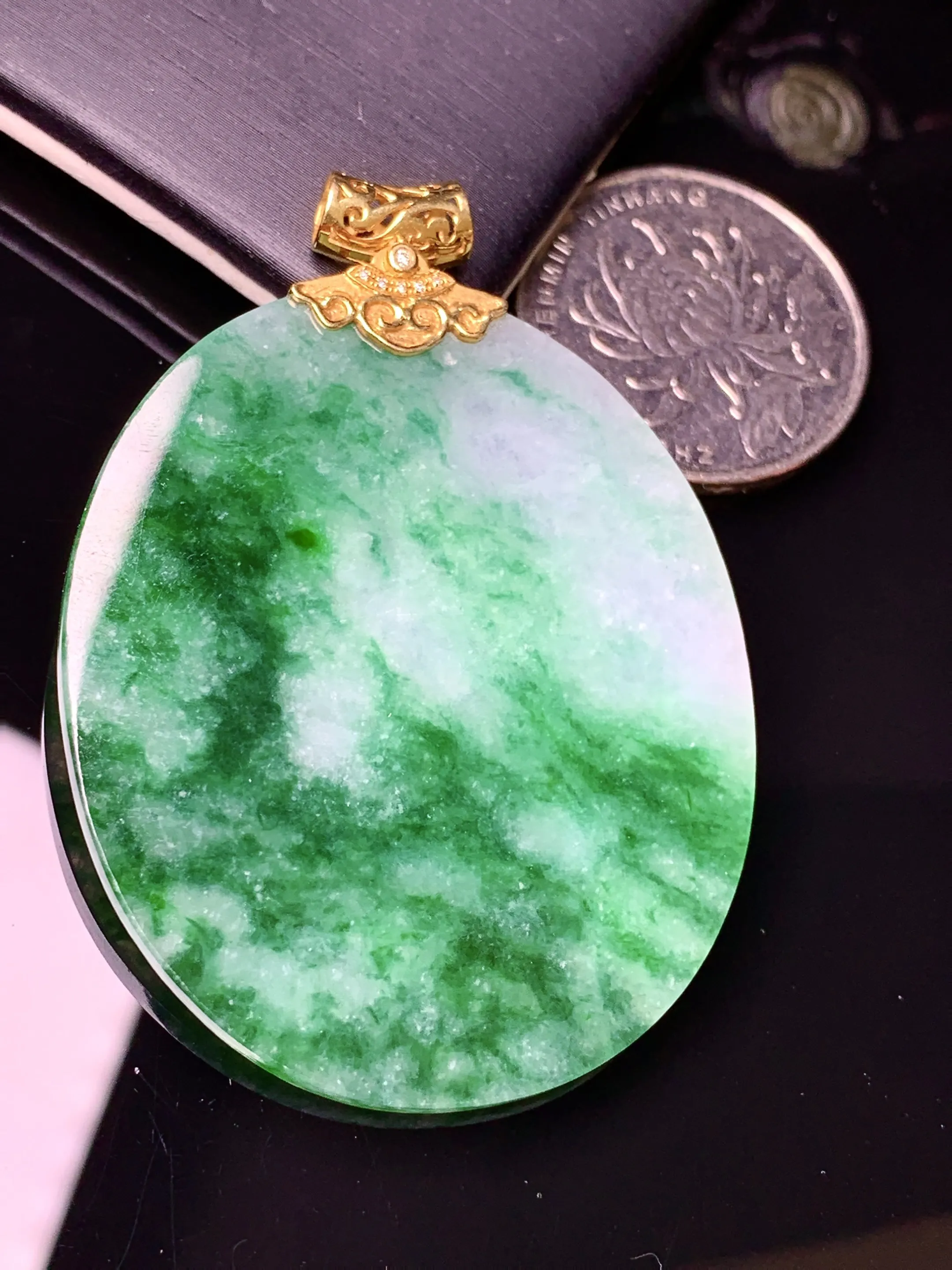18k金镶嵌飘花圆牌吊坠 玉质细腻 色泽清新艳丽 整体尺寸55.7*41.2*2.5