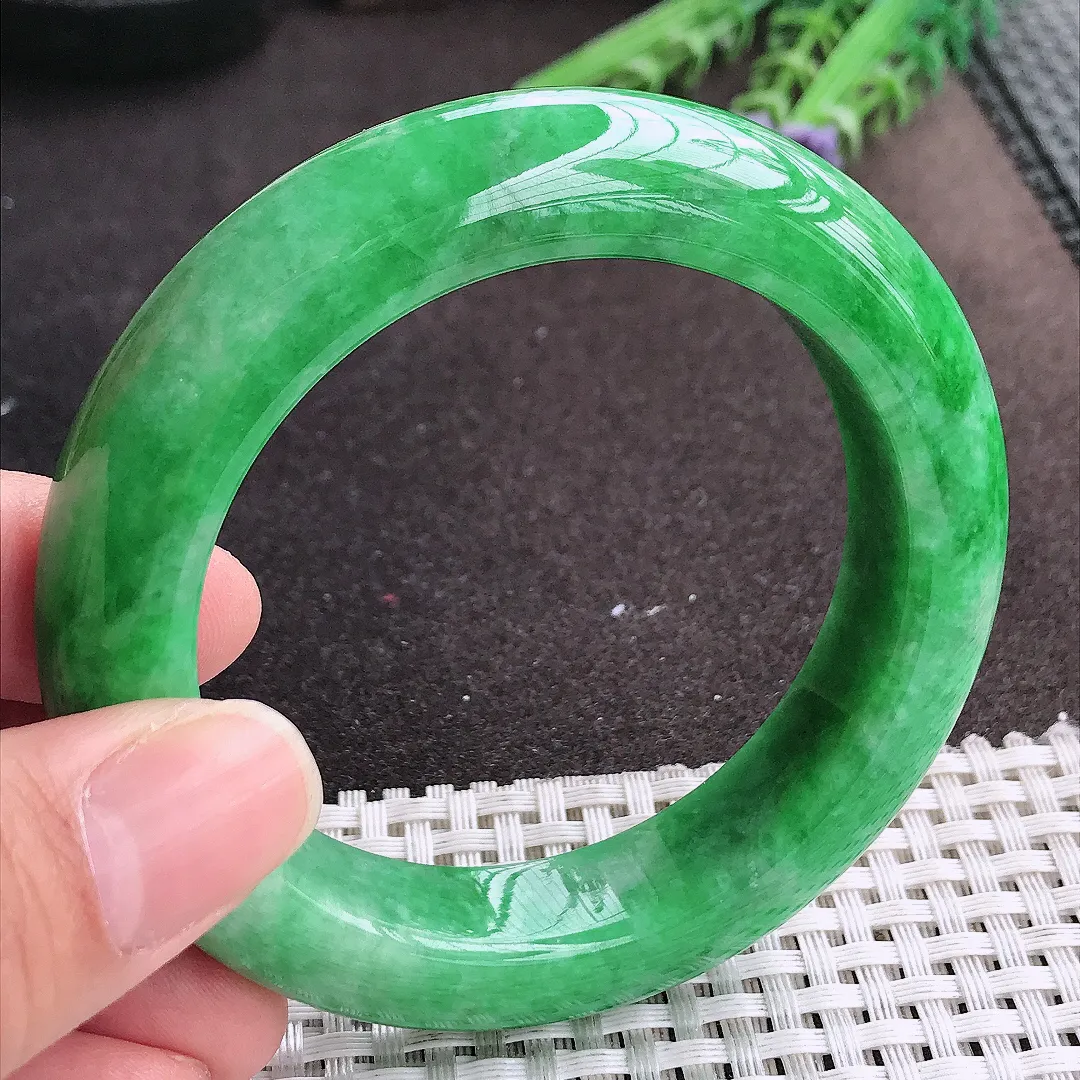 实拍A货翡翠55/13.6/10.7老坑精美温润满绿辣阳绿手镯宽边玉镯手环