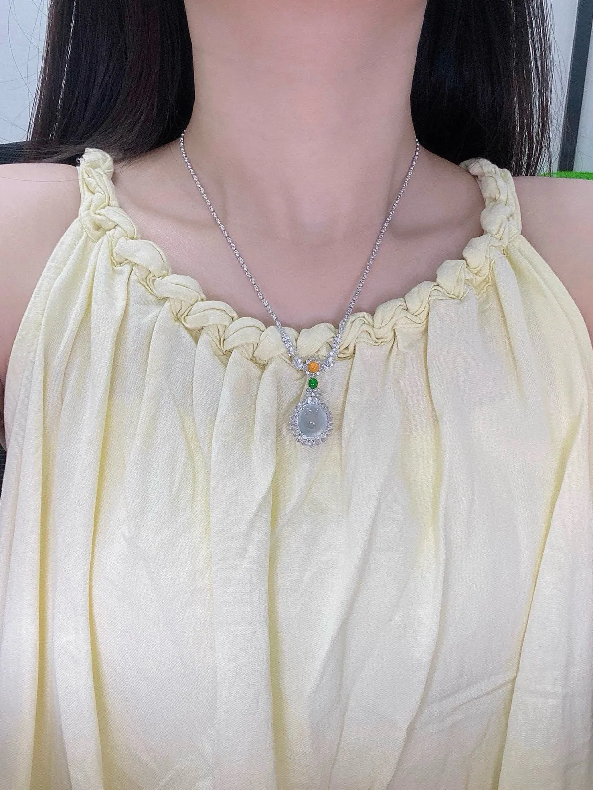 【冰种蛋面吊坠】形状非常饱满，冰润通透，种老起光，胶感强烈。18K金钻镶嵌，裸石尺寸12.8*11.1*5.7毫米