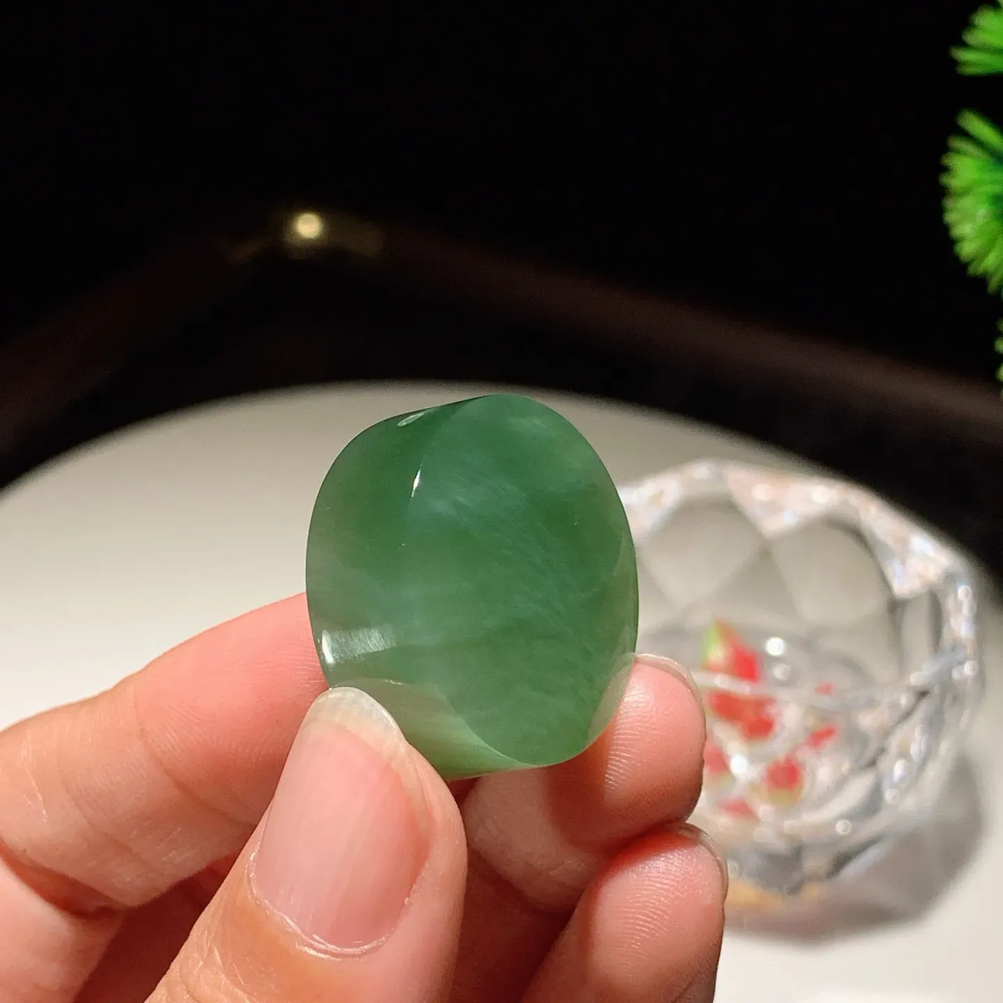 和田玉阳绿猫眼俄罗斯碧玉平安无事圆牌挂件。尺寸26/13重17.5克。玉质细腻油润。手推出油。佩戴高端典雅。lt251227