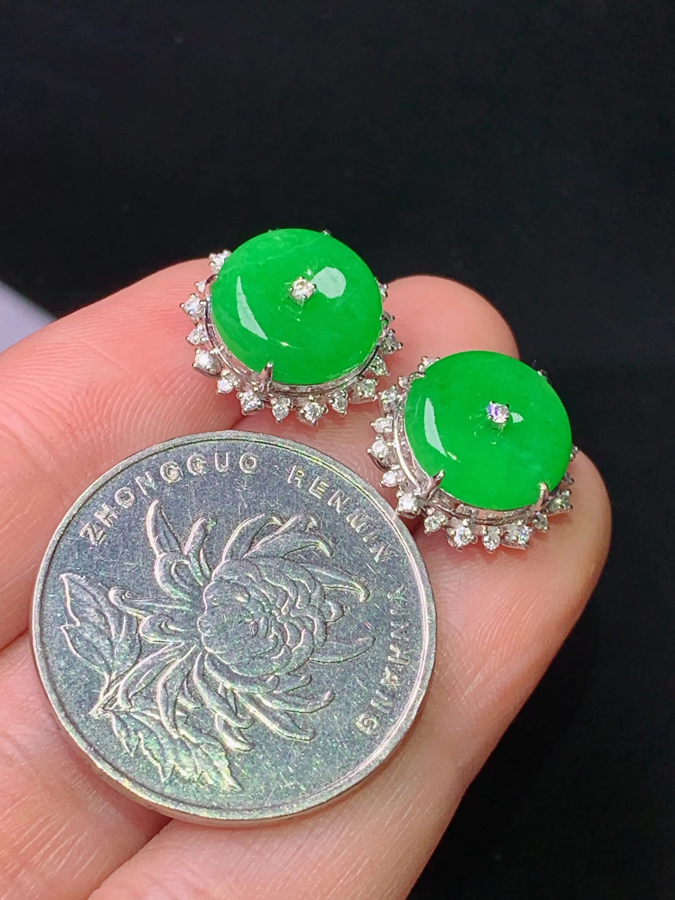 18k金钻镶嵌满绿平安扣耳钉 玉质细腻 色泽清新艳丽 整体尺寸14*6.7