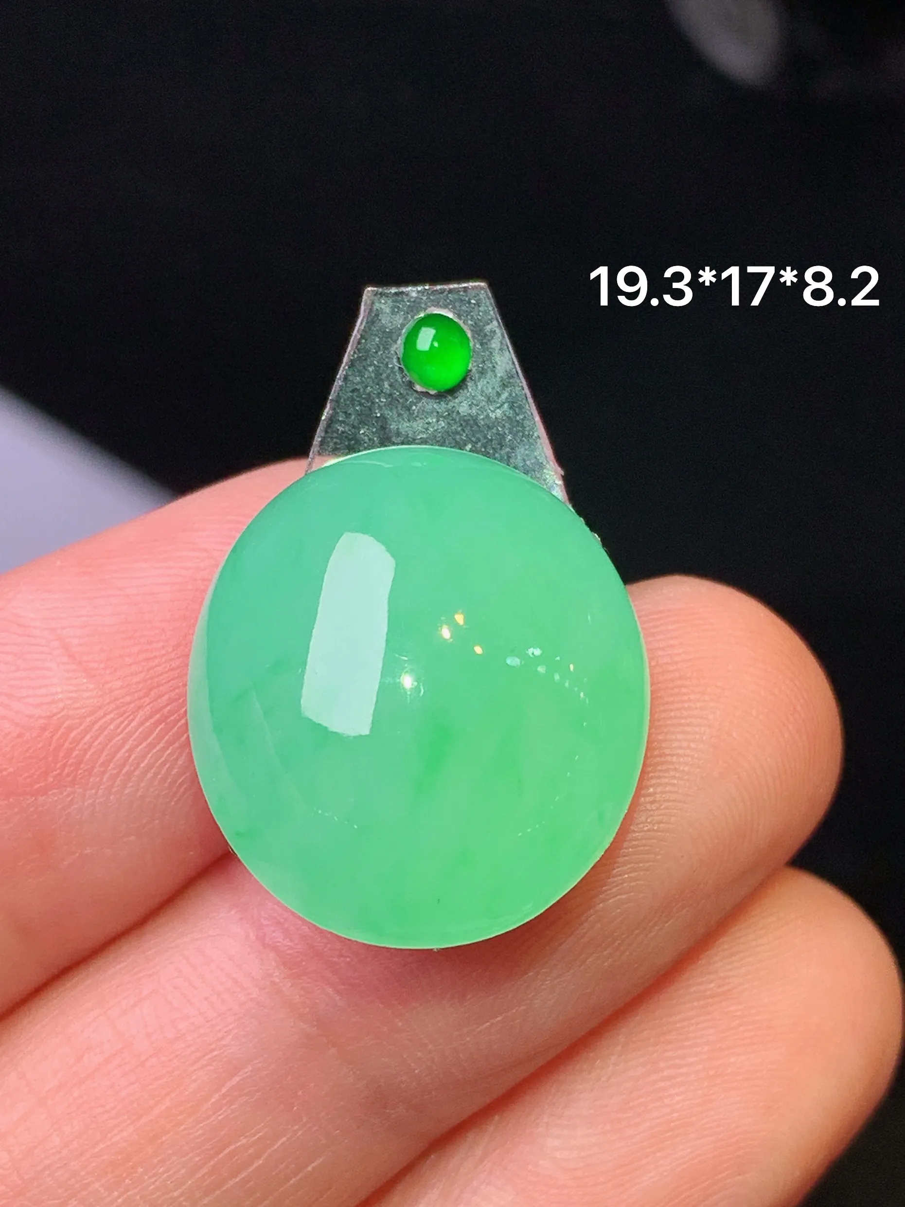 镶嵌款 翠绿蛋面吊坠 玉质细腻 色泽清新艳丽 整体尺寸19.3*17*8.2