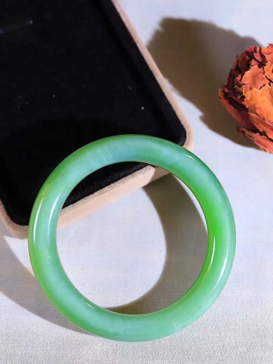 【悠悠芳华.镯】

收藏级臻品️和田玉碧玉猫眼圆条手镯 玉质温润 青葱岁月，尽收腕中，婉转流畅，凝岁月悠长。盈一眸恬淡，挽一抹绿意。重53.7克 内径54mm尺寸10.8-10.5mm   861201655A