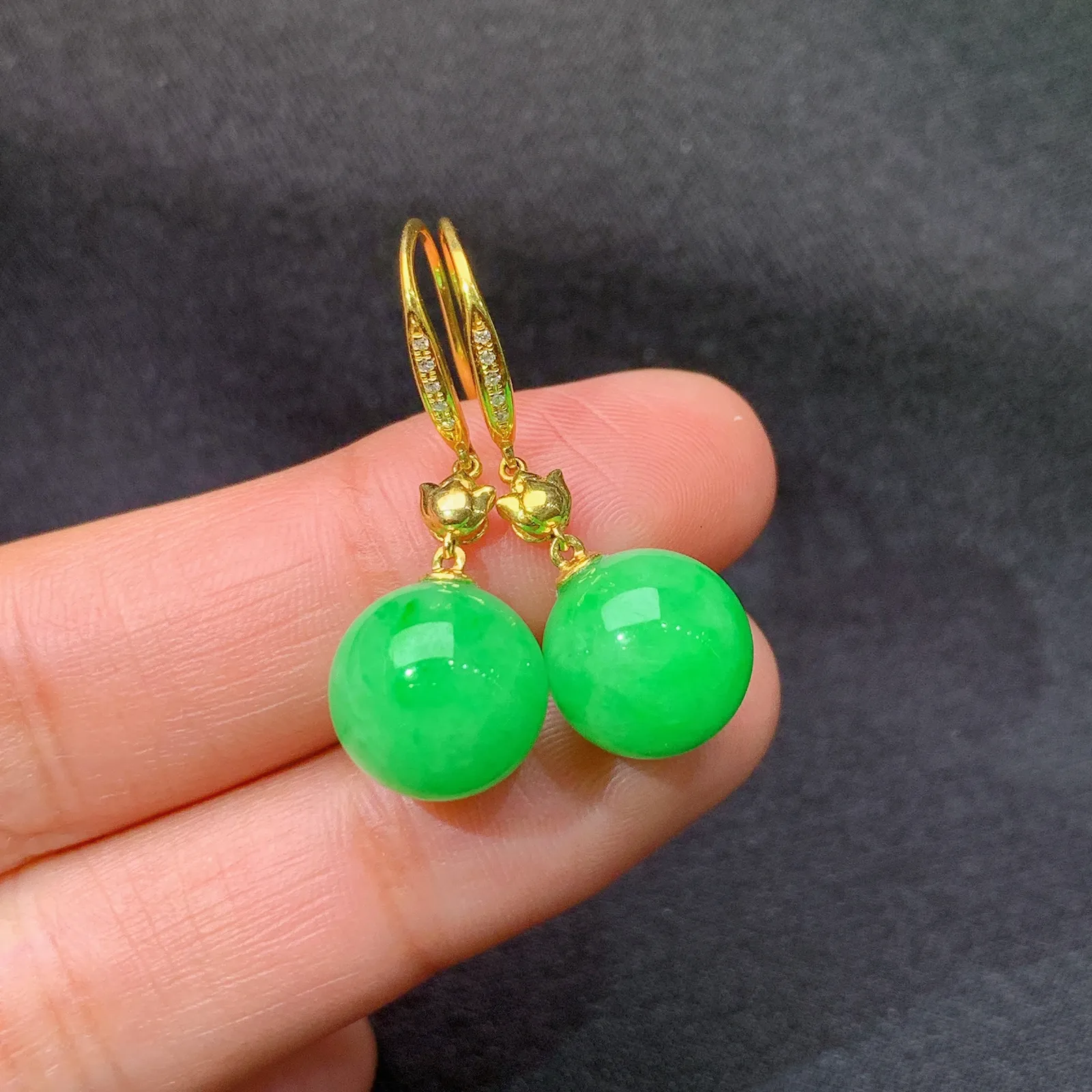 果绿圆珠耳坠，18k金镶嵌，简约时尚，冰润色甜，直径 10.3