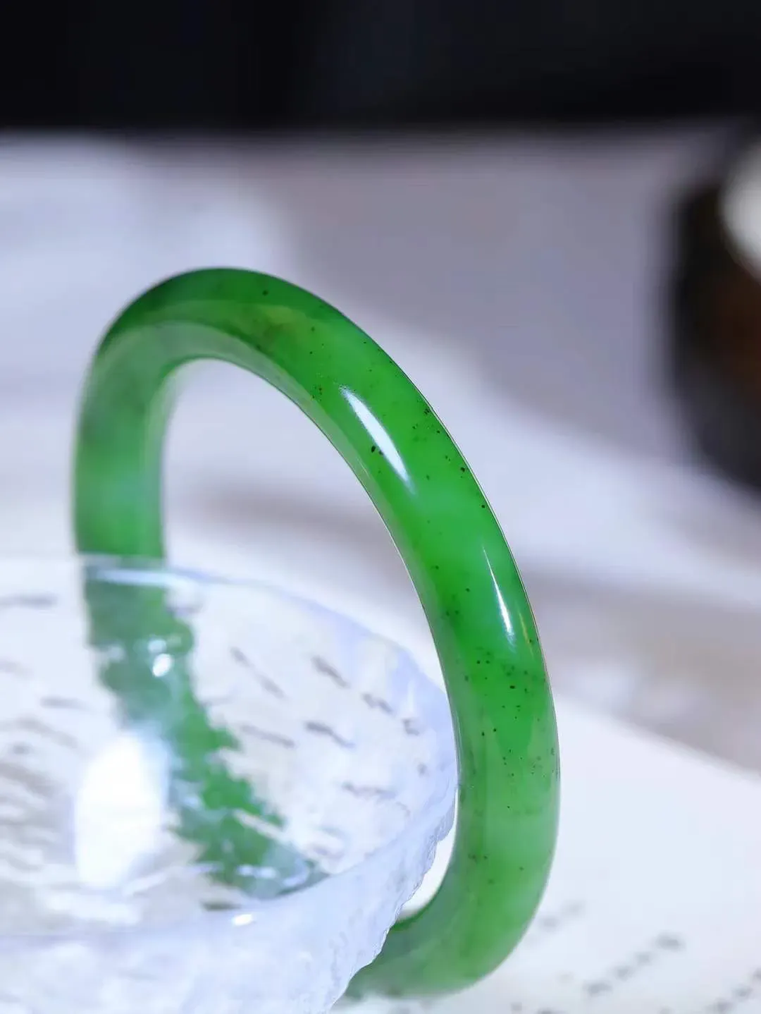 【温润如心.镯】

精品和田玉碧玉圆条手镯，精选上等碧玉料，色泽清透，质地细腻。佩戴它，感受千年玉文化的温润与优雅，愿它为您带来平安与幸福。重46.6克  尺寸56.5-9.9-9.5mm 891202700L