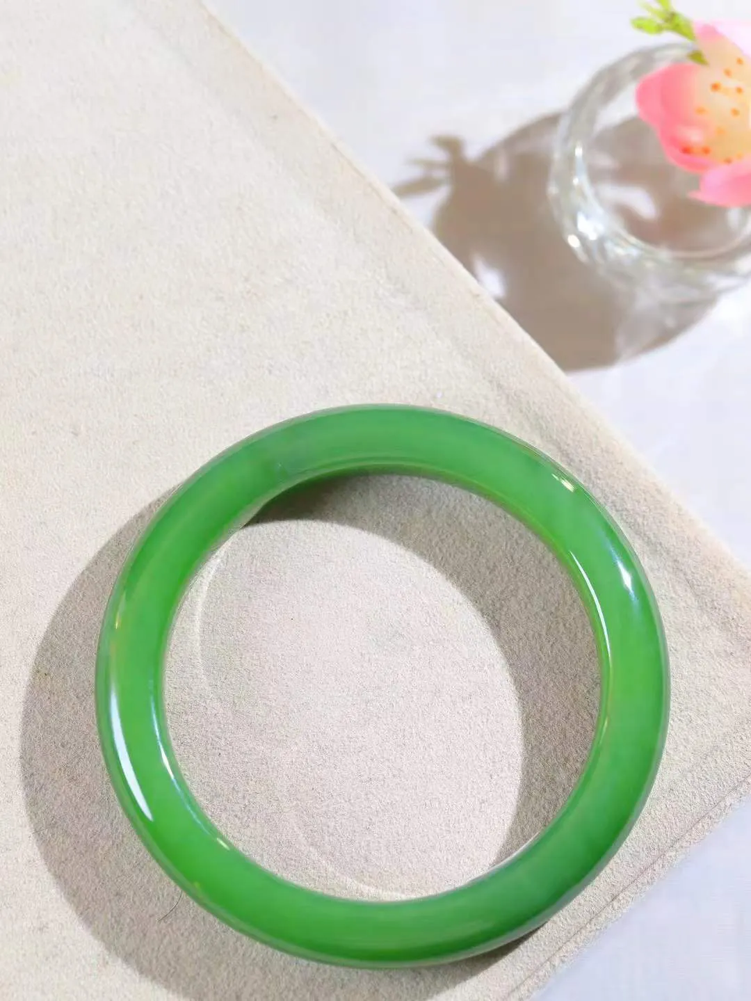 【温润如心.镯】

精品️和田玉碧玉手镯，精选上等碧玉料，色泽清透，质地细腻。佩戴它，感受千年玉文化的温润与优雅，愿它为您带来平安与幸福。重58克  尺寸60-11-9.5mm  101201611A