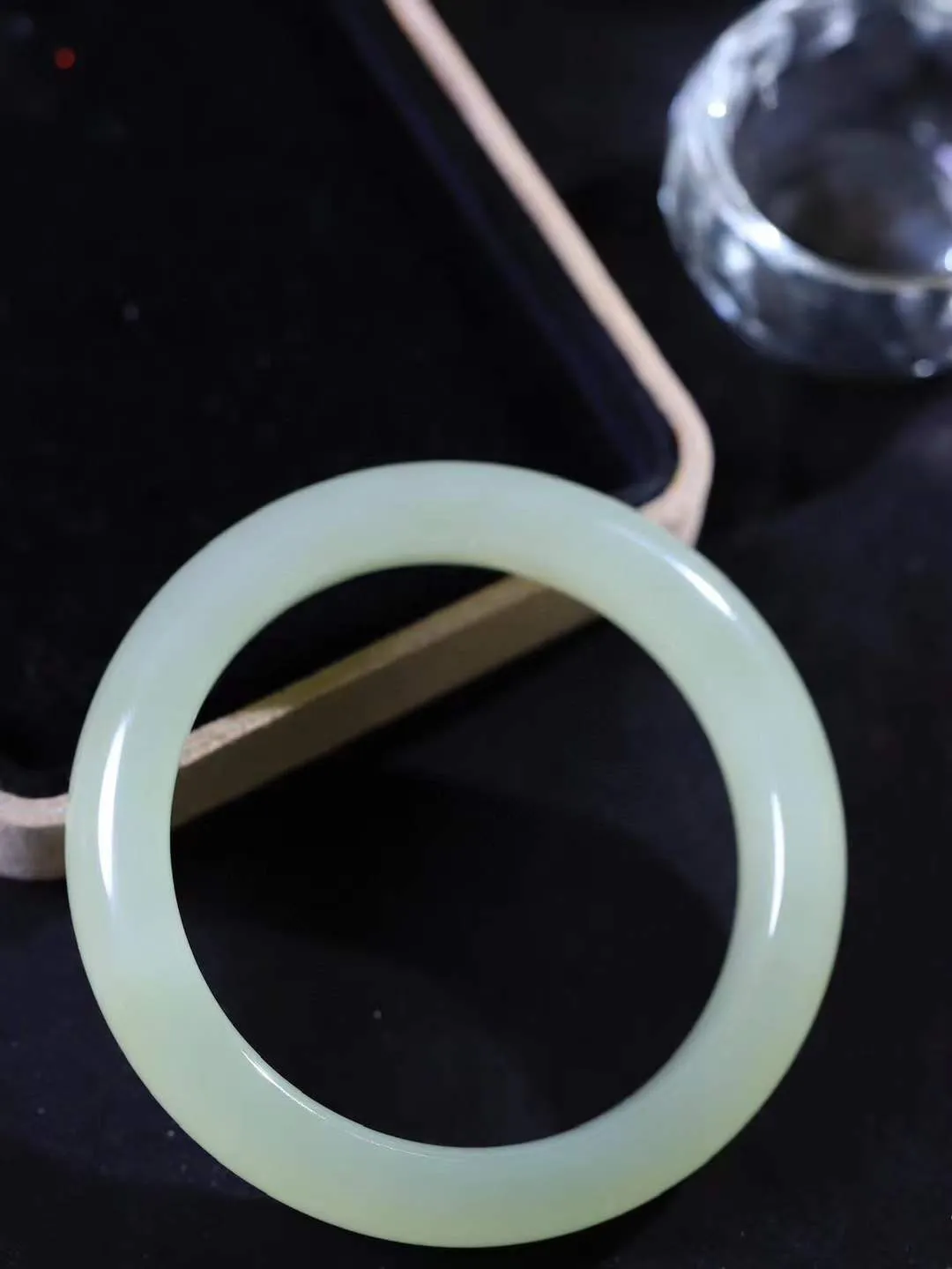 【情有独钟.手镯】

精品和田玉晴水猫眼手镯 玉质温润细腻 油性十足 手感舒适，高华雅逸，线条流畅，简约大气，美自天成，素雅高贵。佩戴于腕间，婉约之美，举手投足间透出那低调奢华。重49.31克 尺寸52.1-12.3-8.5mm FDA-791252651