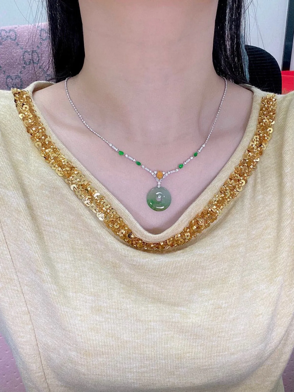 【冰种黄加绿平安扣】质地细腻，品质很好，冰感十足，胶感明显，收藏品质。18k金钻镶嵌，裸石尺寸18.1*3.1毫米