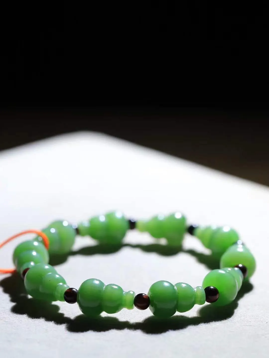 【福禄.手串】

精品和田玉碧玉猫眼葫芦手串，玉质细腻油润，造型饱满圆润，手感上佳。精工雕刻，葫芦取其谐音福禄，寓意子孙万代，葫芦通“福禄”，祈福平安，福禄齐康，静心洗凡尘。
重23.6克 尺寸取一15-10.5mm 841252666L