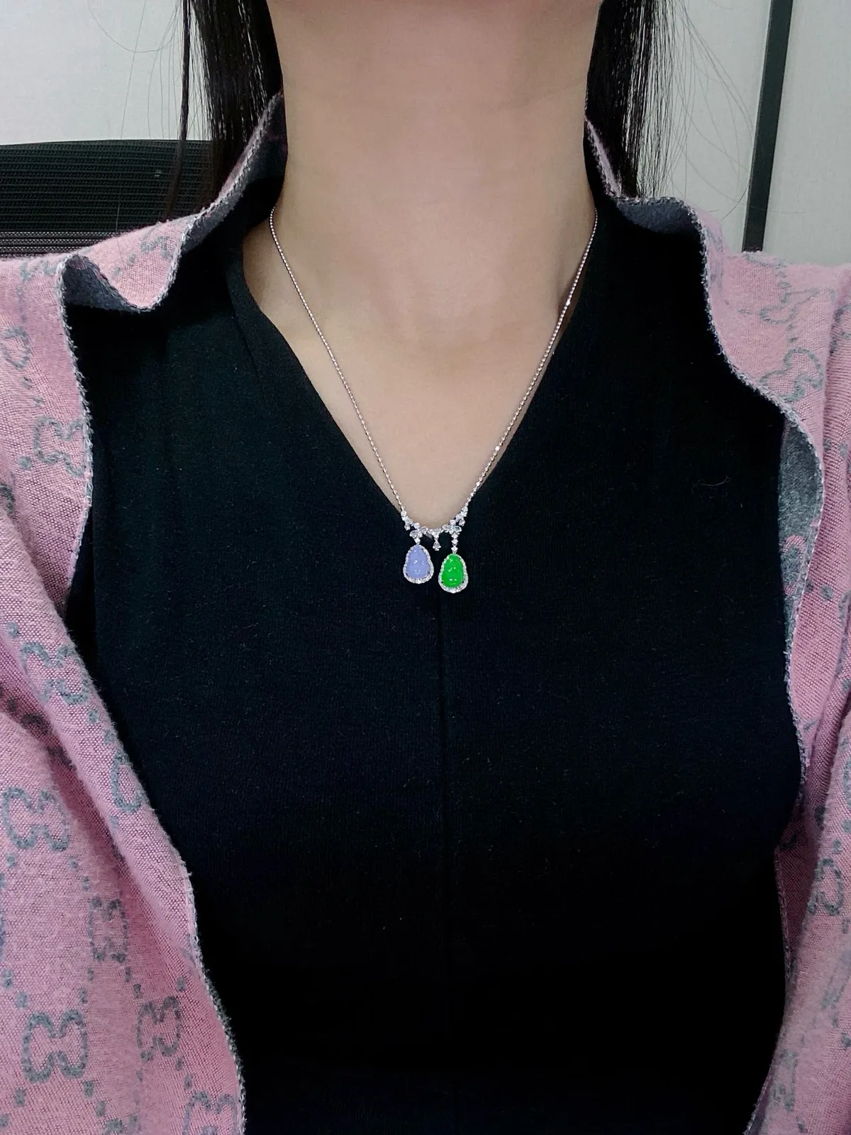 【冰种紫+满绿葫芦吊坠】质地细腻，冰透纯净，唯美漂亮，珍藏品质，18K金钻镶嵌，裸石尺寸9.6*6.7*3.4毫米，佩戴很漂亮。