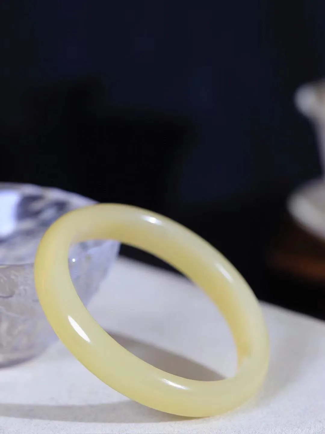 （温柔雅致.手镯）

精品️和田玉蜂蜜水手镯。镯型饱满，温润细腻，脂润沁香。️执一卷书，沏一盏茶，着一袭裙，戴一只镯。淡淡浅笺，素心若兰，静赏玉中诗画。悠悠岁月，芊手轻摘，盛满诗样芳华。重36.16克   尺寸56-11.2-6.6mm    FDA-321202600