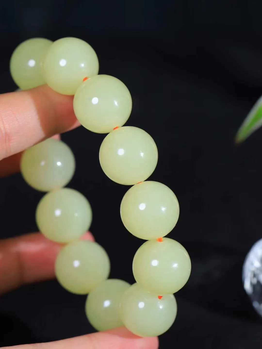 【珠圆玉润.手串】

精品️和田玉黄口珠圆玉润手串 玉质温润细腻  整串打磨圆润，佩戴舒适。珠珠落玉盘，间关莺语花底滑，一生美好时光，无论身在何处，都有它相伴相守。事事顺遂，幸福美满，吉祥如意。重107.10克 尺寸取一18mm  FDA-221202633