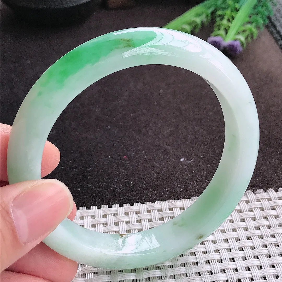 实拍A货翡翠60.5/12.2/9老坑精美温润飘阳绿手镯宽边玉镯手环