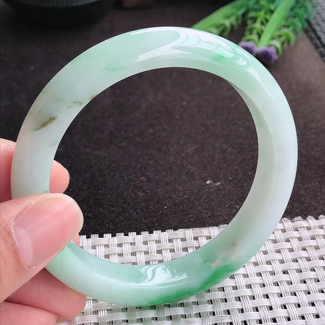 实拍A货翡翠60.5/12.2/9老坑精美温润飘阳绿手镯宽边玉镯手环