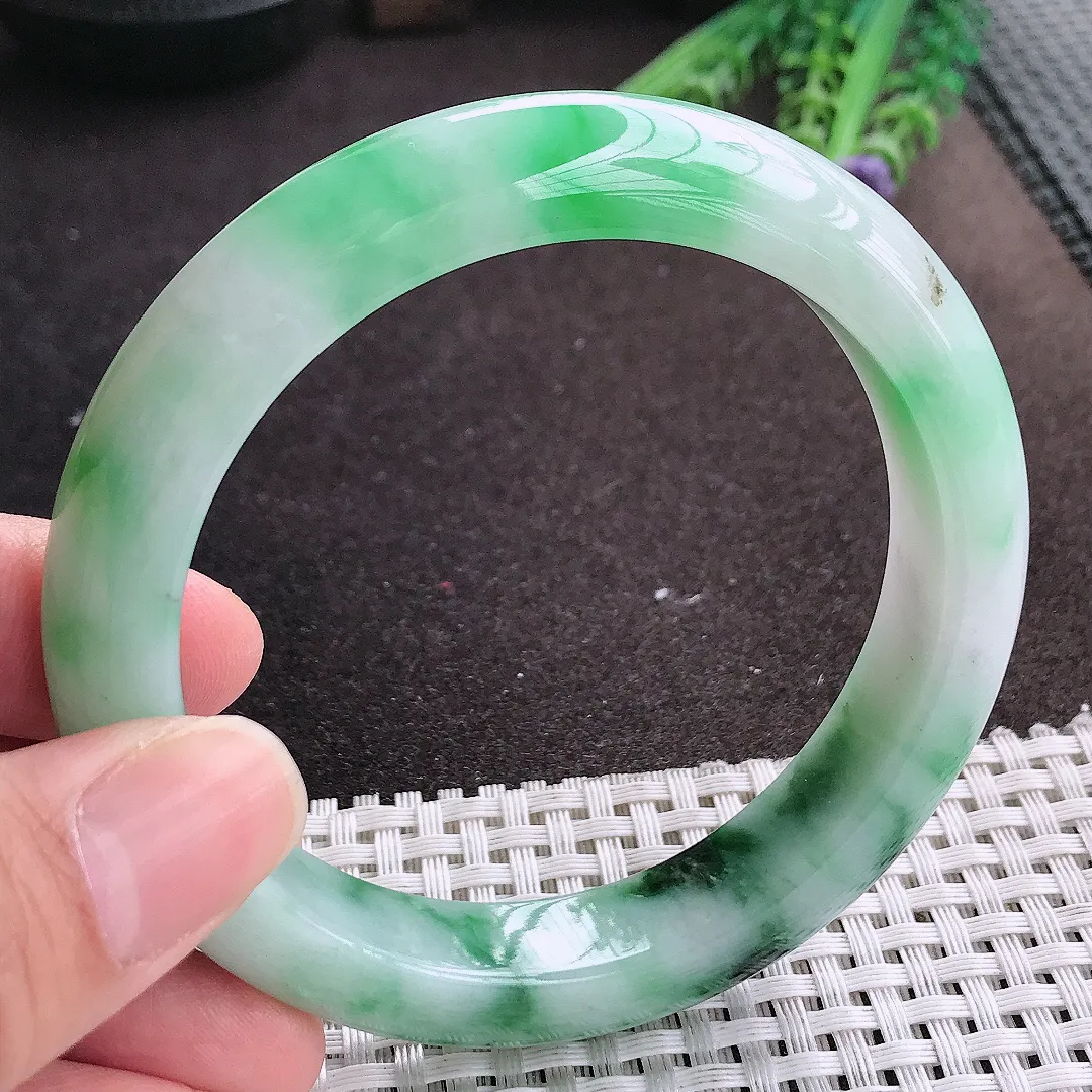 实拍A货翡翠60.5/12.6/9.5老坑精美冰润飘绿手镯大圈口宽边玉镯手环