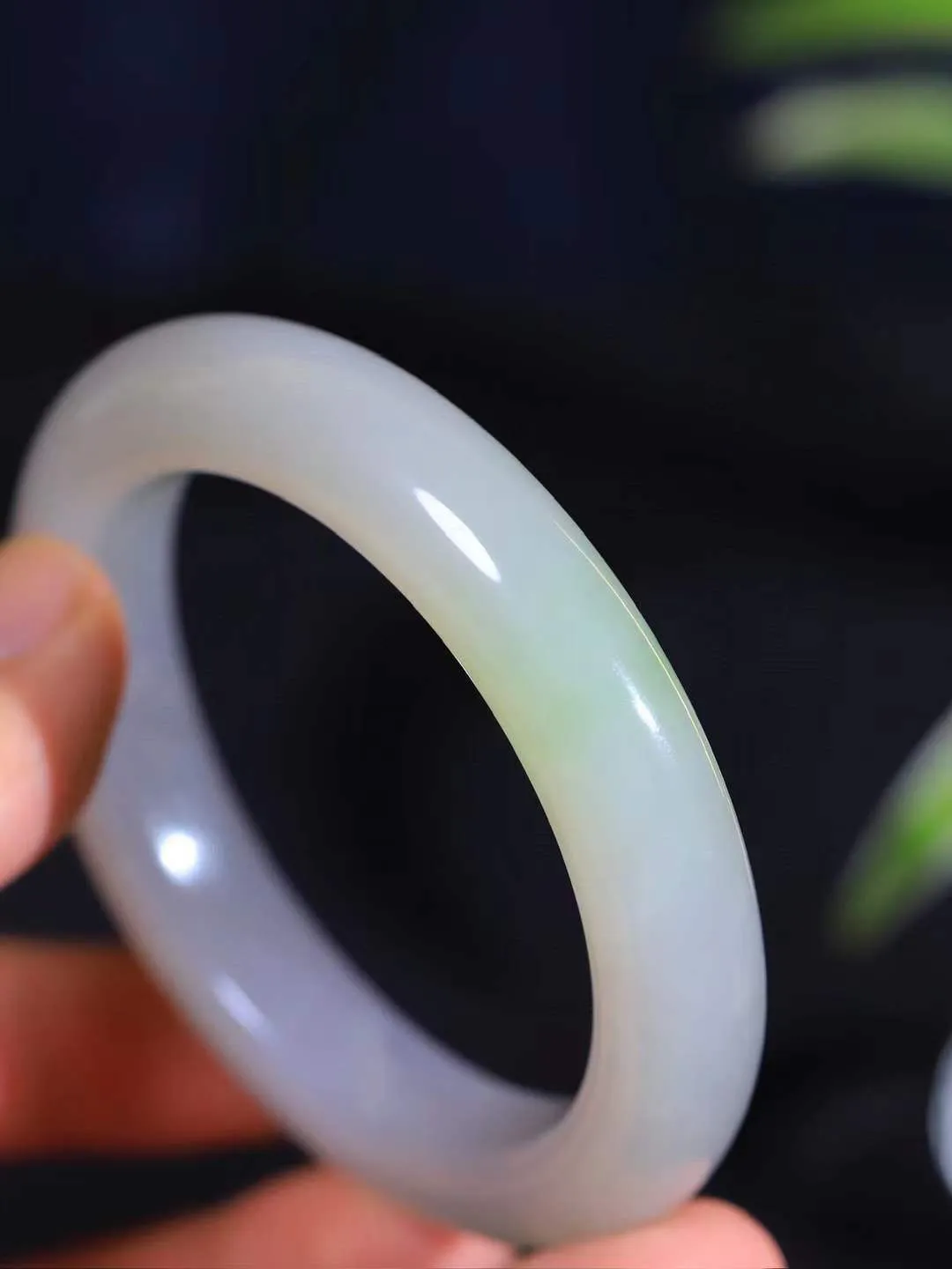 （一见倾心.手镯）

精品和田玉烟紫翠青双色手镯，玉质温润细腻 油性十足 手感舒适，高华雅逸，线条流畅，简约大气，美自天成，素雅高贵。佩戴于腕间，婉约之美，举手投足间透出那低调奢华。重71.53克  尺寸56.8-12.6-11mm  561252600A