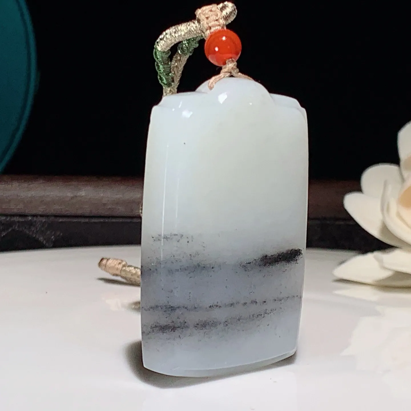 新疆和田玉籽料青花平安无事牌挂件尺寸51/34/11重46.8克 玉质细腻油润。手推出油。佩戴高端典雅。lt251226