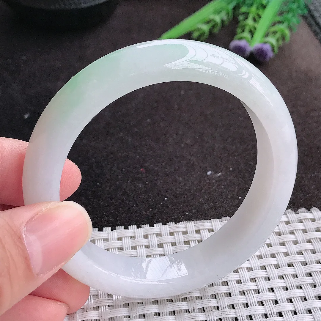 实拍A货翡翠55.5/12.9/8.5老坑秀气冰润浅绿手镯宽边玉镯手环