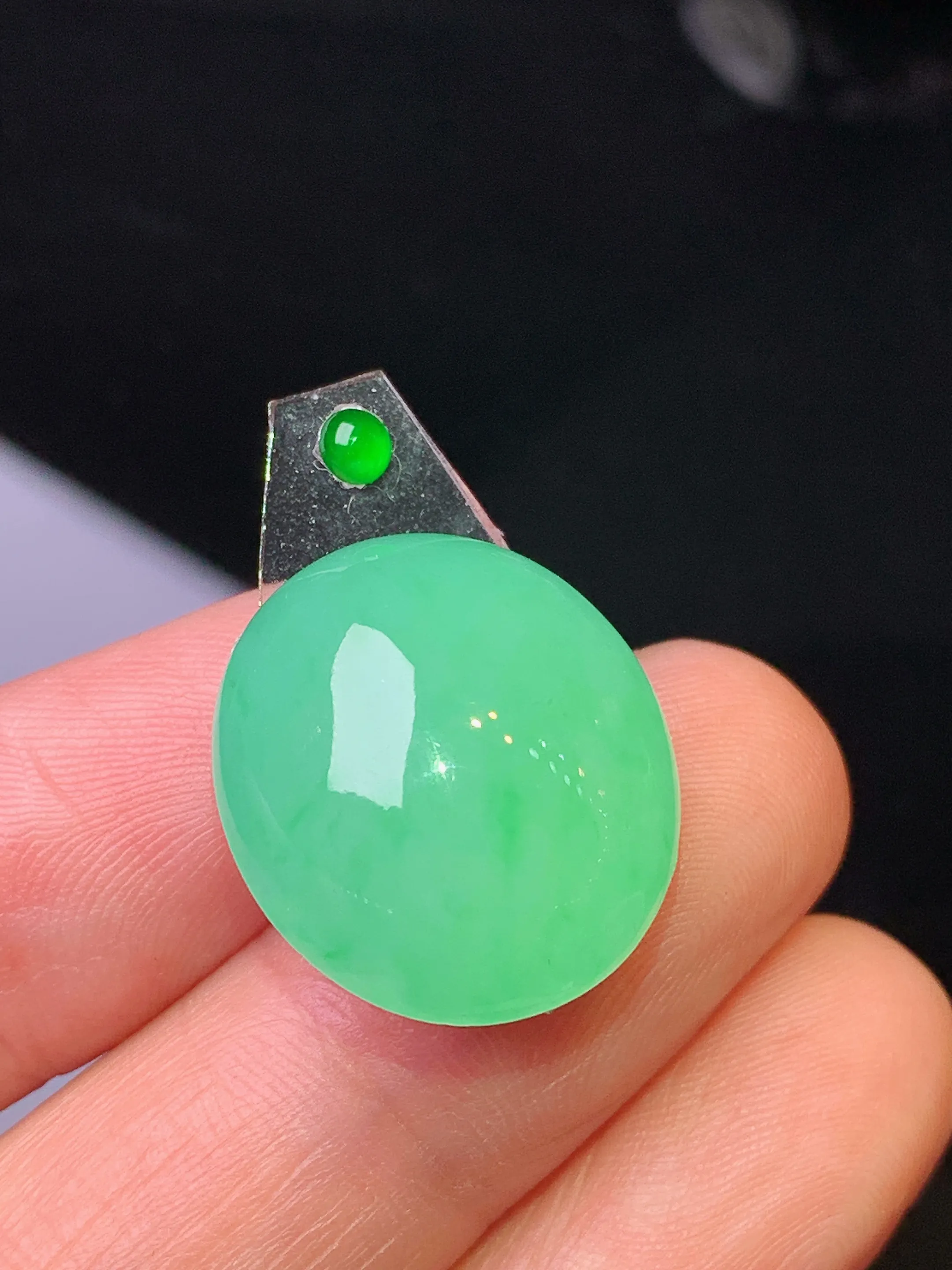 镶嵌款 翠绿蛋面吊坠 玉质细腻 色泽清新艳丽 整体尺寸19.3*17*8.2