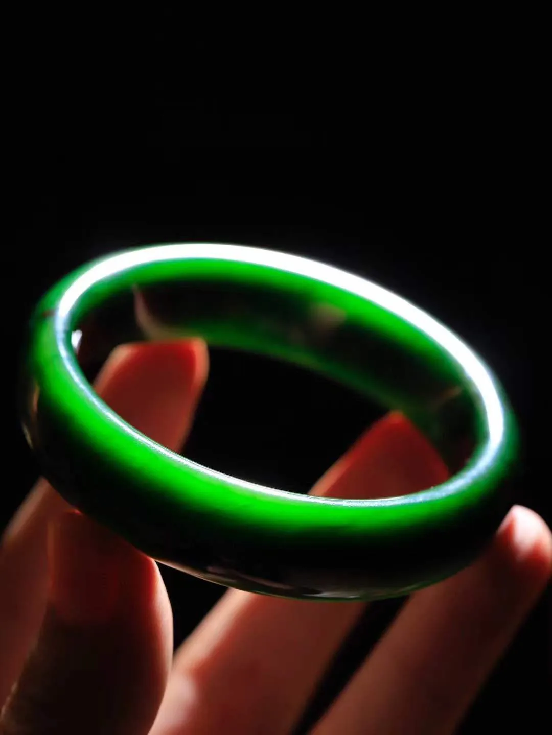 【温润如心.镯】

收藏级臻品️和田玉碧玉手镯，精选上等碧玉料，色泽清透，质地细腻。佩戴它，感受千年玉文化的温润与优雅，愿它为您带来平安与幸福。重74.08克  尺寸59.5-16-8.5mm  101202611A