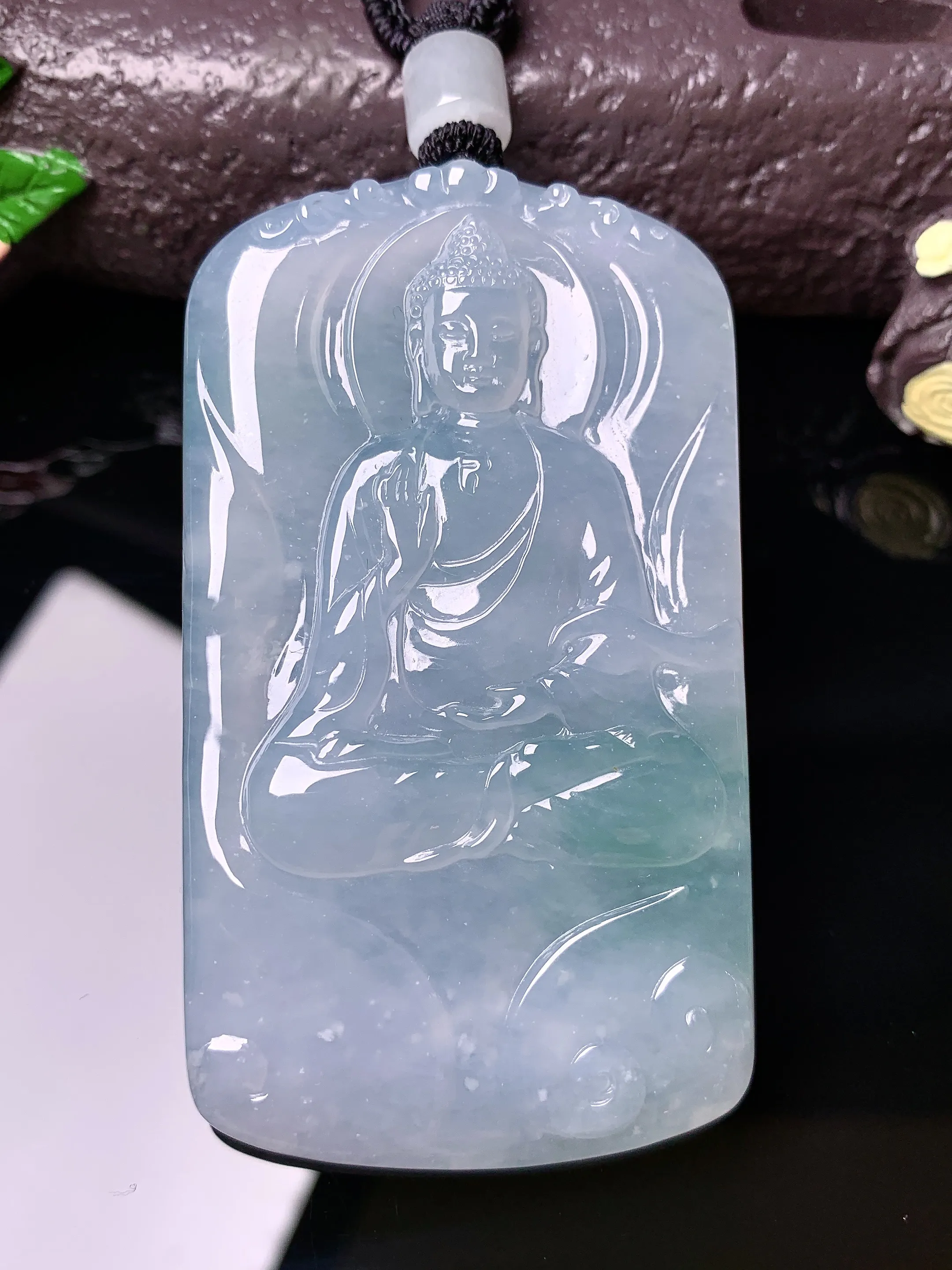 飘绿观音菩萨吊坠 玉质细腻 色泽清新艳丽 整体尺寸65.2*37.3*5.6