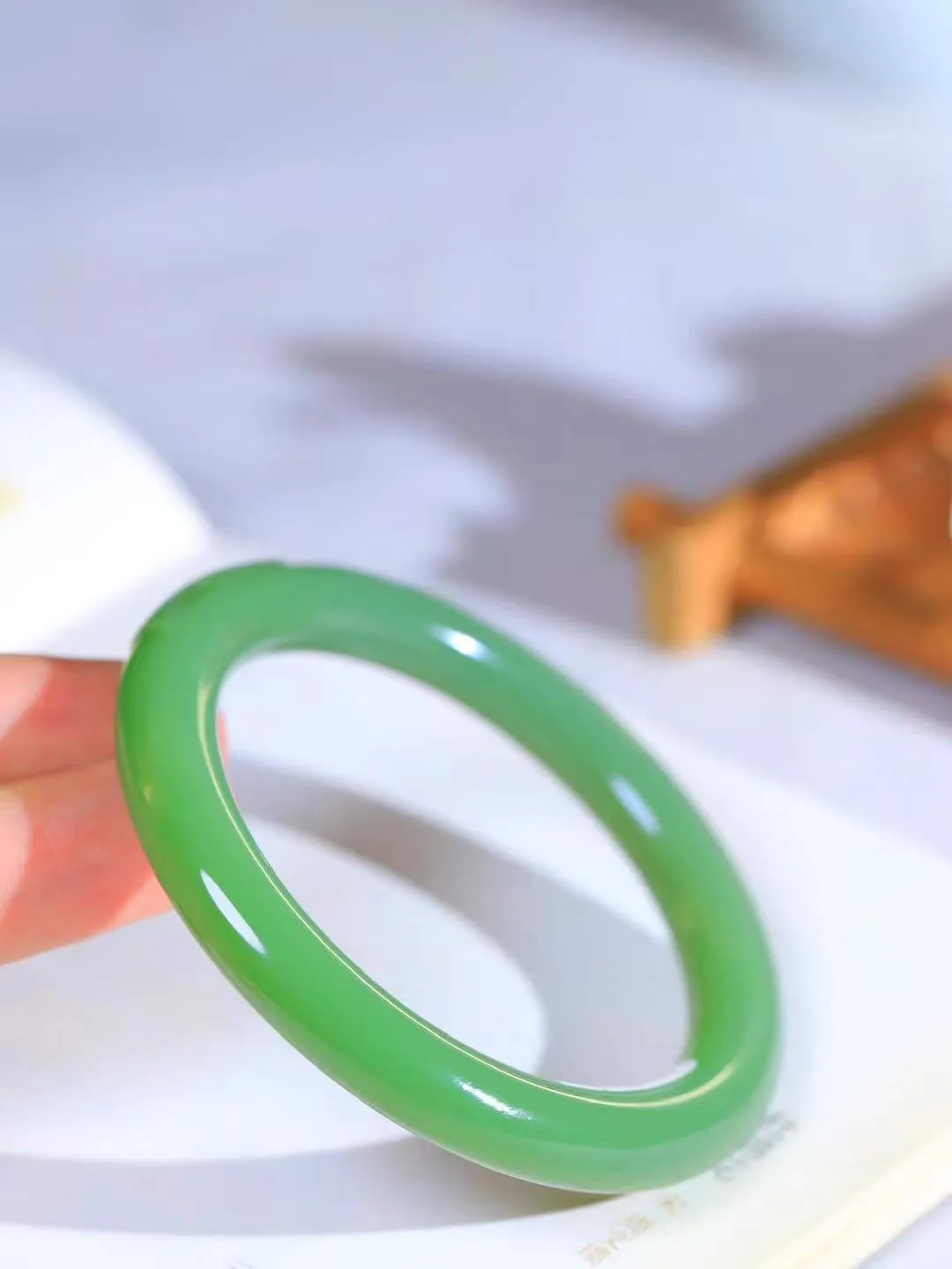 【守护爱情.手镯】

收藏级臻品️和田玉碧玉海豚手镯。随形精雕海豚，其体态圆润饱满，身姿灵动可爱，线条婉转流畅，小巧玲珑。传说只要你对著海豚湾诚心祈祷,期待的爱情就会成真而在海豚湾表白的第一个对象,就是命定的恋人。因此海豚是爱情的守护神。重40.8克 尺寸54.5-8.8-9.5mm091201644A