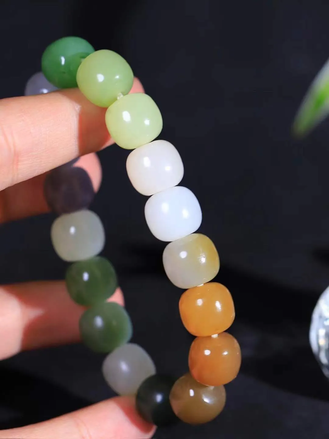 【多宝手串】

货头精选 和田玉多宝老型珠手串，每一颗玉石都凝聚自然的灵气与岁月的沉淀，寓意福禄寿喜，守护您的平安与幸福。佩戴它，感受千年玉文化的温润与优雅。重48.2克  尺寸取一10.7-12mm  781202654L