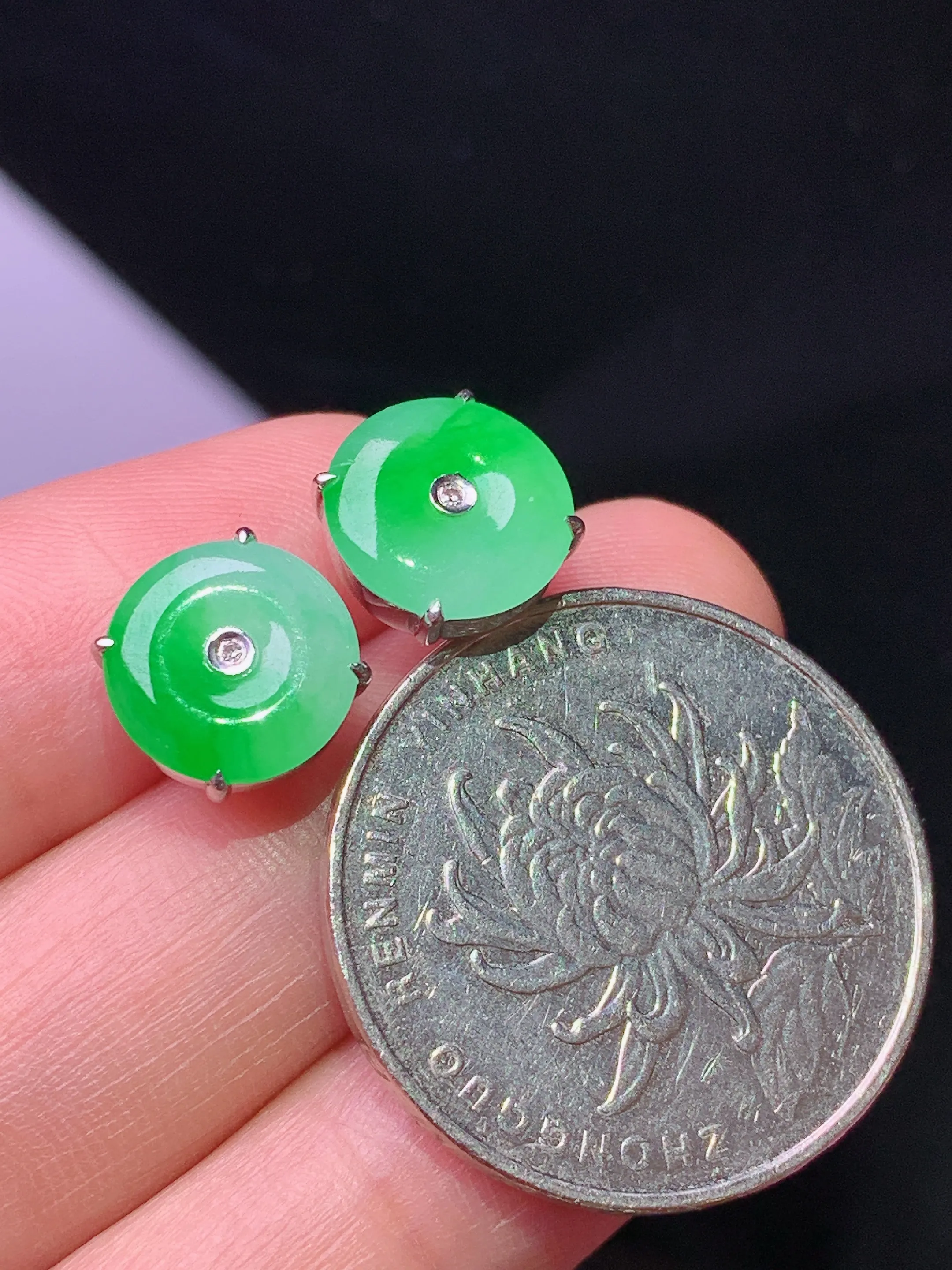 18k金钻镶嵌翠绿平安扣耳钉 玉质细腻 色泽清新艳丽 整体尺寸9.8*3.8