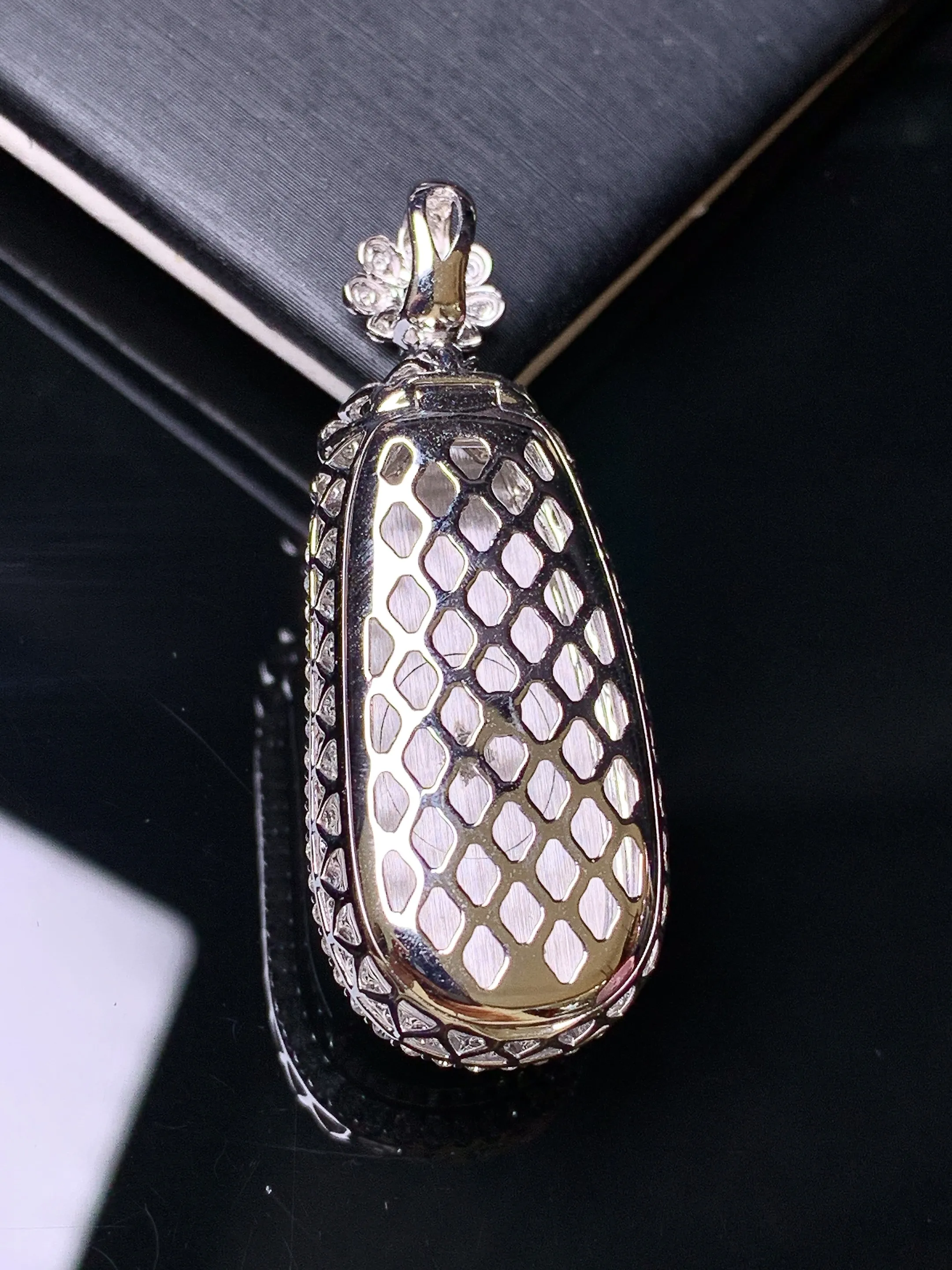 18k金钻镶嵌满绿四季豆吊坠 玉质细腻 色泽清新艳丽 整体尺寸40.5*15.3*11.8