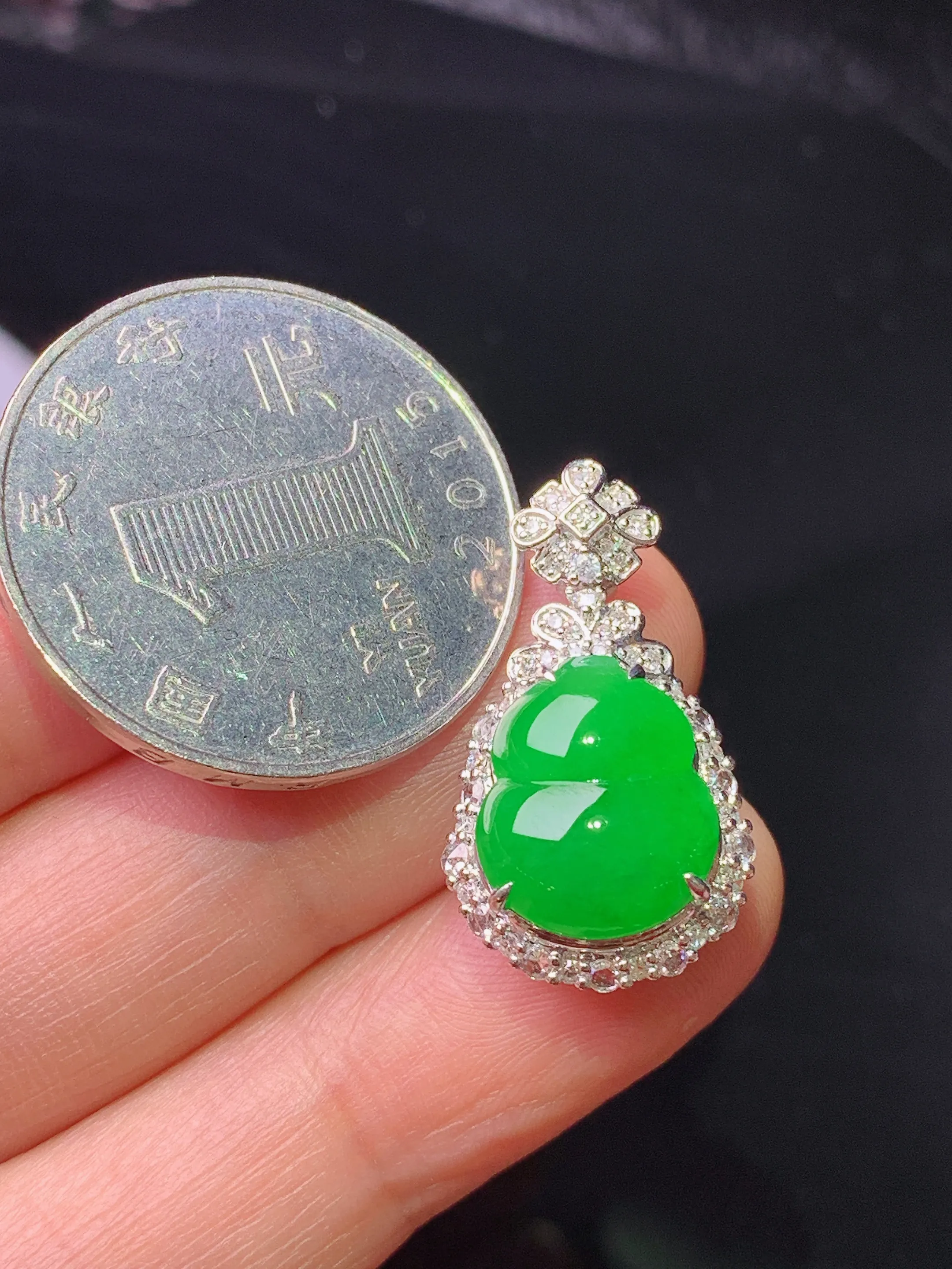 18k金钻镶嵌满绿葫芦吊坠 玉质细腻 色泽清新艳丽 整体尺寸24.2*13.6*9.2