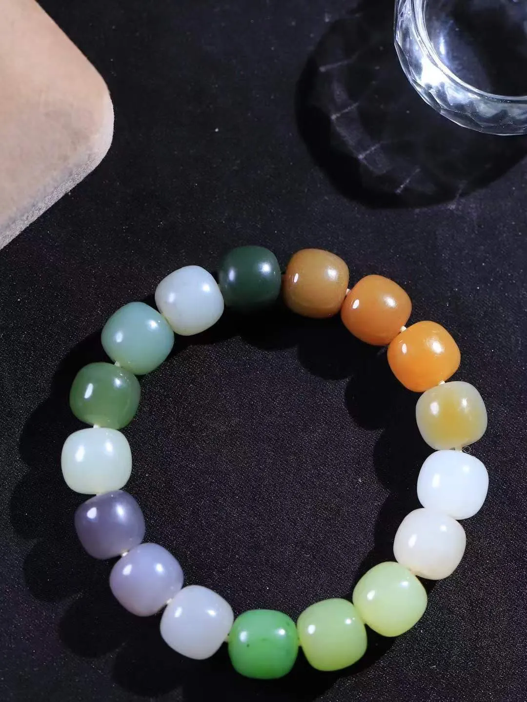 【多宝手串】

货头精选 和田玉多宝老型珠手串，每一颗玉石都凝聚自然的灵气与岁月的沉淀，寓意福禄寿喜，守护您的平安与幸福。佩戴它，感受千年玉文化的温润与优雅。重48.2克  尺寸取一10.7-12mm  781202654L