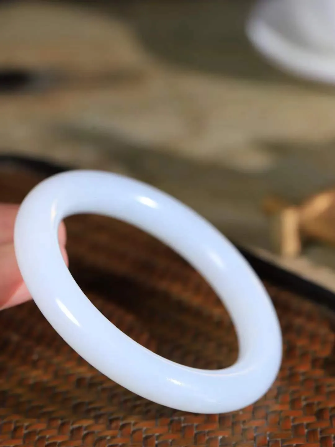 【玉佳人·手镯】

精品️和田玉白玉圆条手镯 ，玉质细腻油润，做工细致精美，端庄素雅，亭亭玉立，芊芊素手。芊芊素手，怎能忘镯？秀美圆条，更显婀娜。内径57mm 尺寸10.8-10.6mm重55.37克691201780A