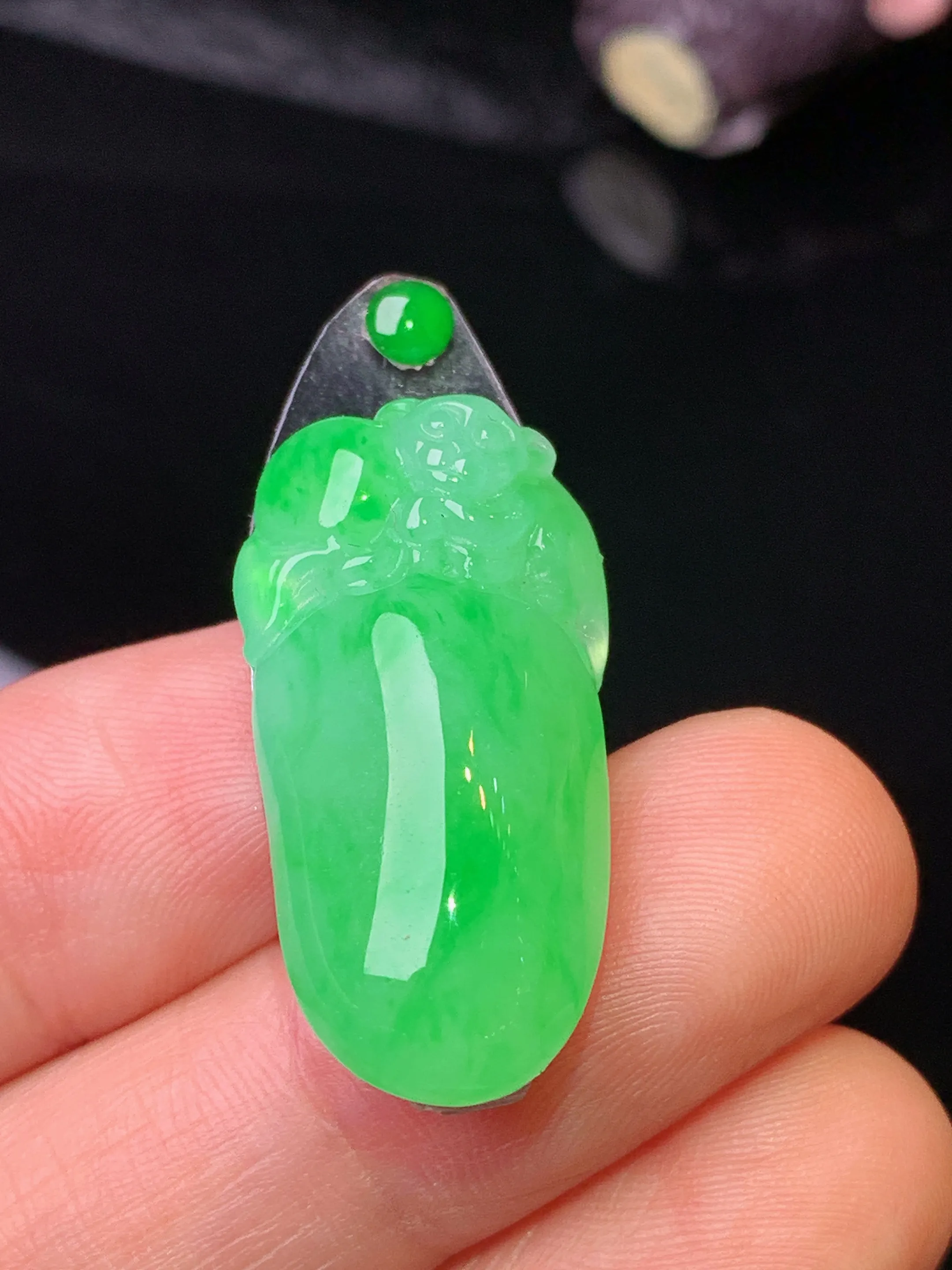 镶嵌款 翠绿寿桃吊坠 玉质细腻 色泽清新艳丽 整体尺寸27.8*14.2*6.3