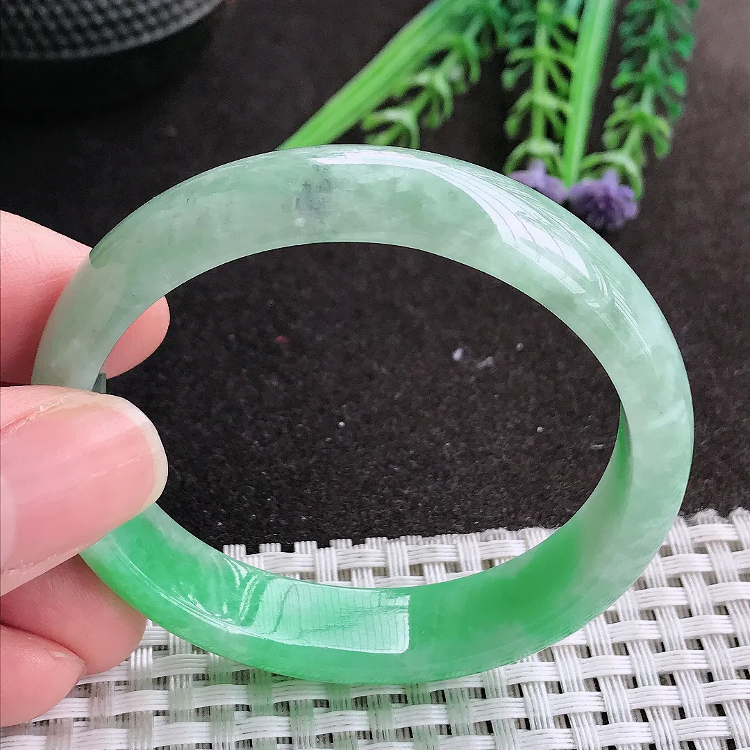 实拍A货翡翠51/46.5/12/6.5老坑精美飘阳绿贵妃手镯翡翠玉镯手环