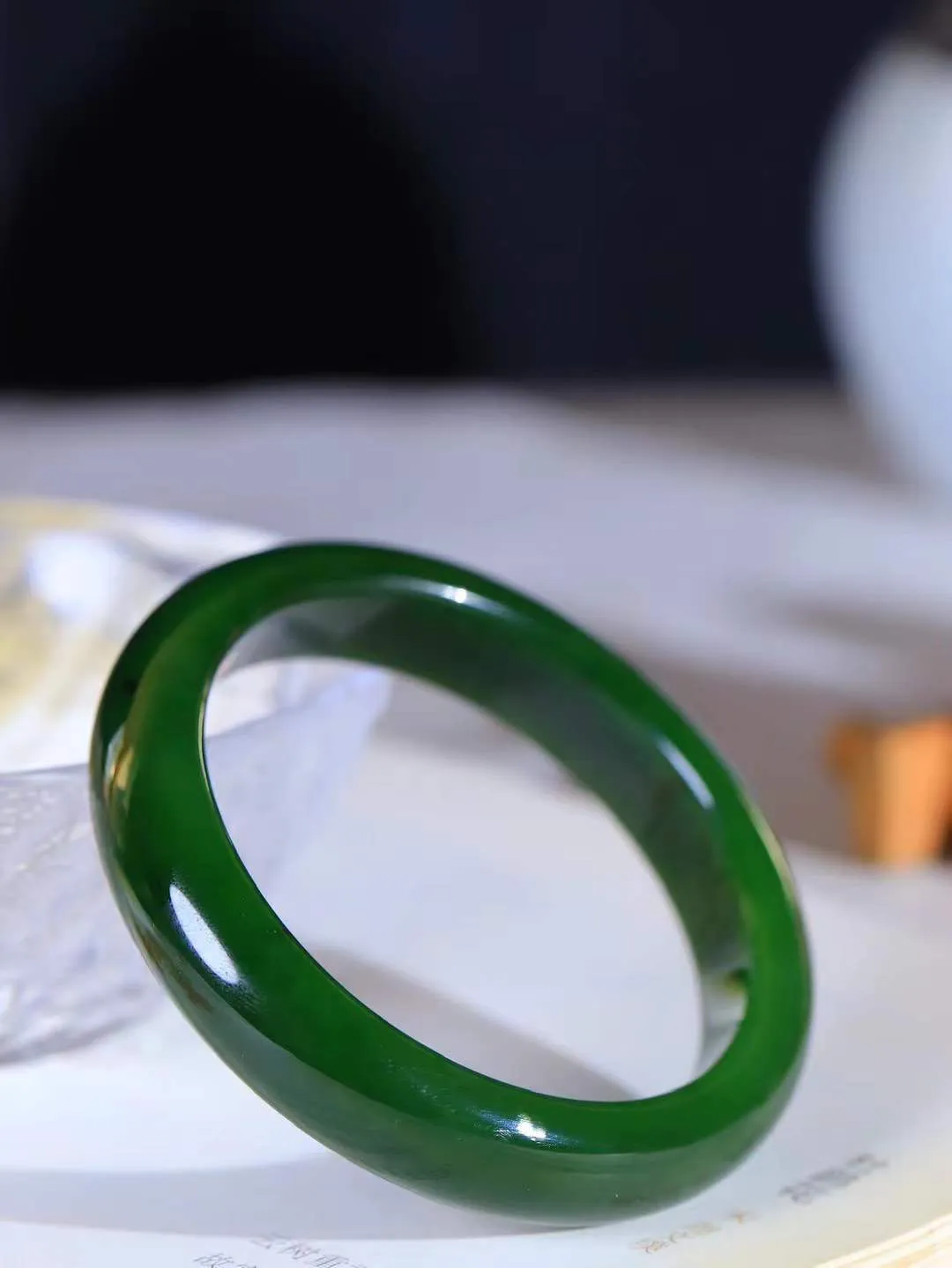 【花样年华·手镯】

收藏级臻品和田玉碧玉手镯，质地油润细腻，色泽高贵典雅，镯型古朴典雅。在诗情画意的雨巷相遇，你是我腕间的一抹风情，有你眸有深情，清风荡漾湖间静水，我愿俯身低眉，在烟波涟漪处，寻你深情倩影。内径55.5mm尺寸12.5-8mm 重51.5克fDA-781271624