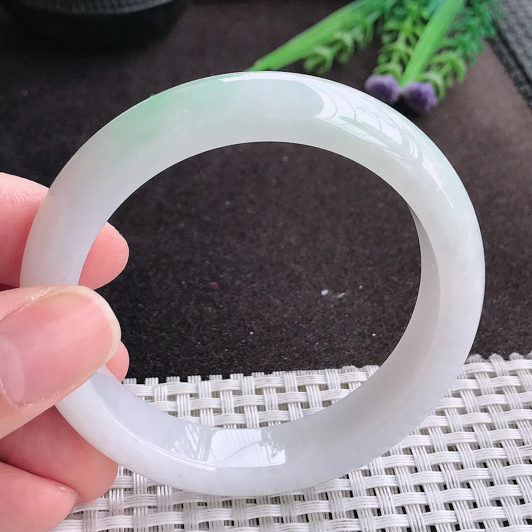 实拍A货翡翠55.5/12.9/8.5老坑秀气冰润浅绿手镯宽边玉镯手环