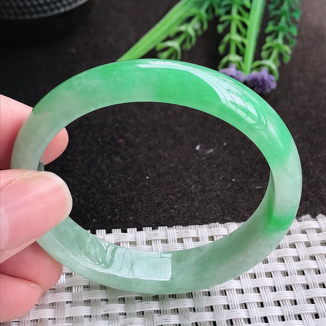 实拍A货翡翠51/46.5/12/6.5老坑精美飘阳绿贵妃手镯翡翠玉镯手环