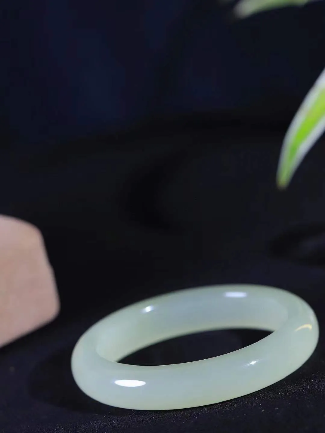 【情有独钟.手镯】

精品和田玉晴水猫眼手镯 玉质温润细腻 油性十足 手感舒适，高华雅逸，线条流畅，简约大气，美自天成，素雅高贵。佩戴于腕间，婉约之美，举手投足间透出那低调奢华。重49.31克 尺寸52.1-12.3-8.5mm FDA-791252651