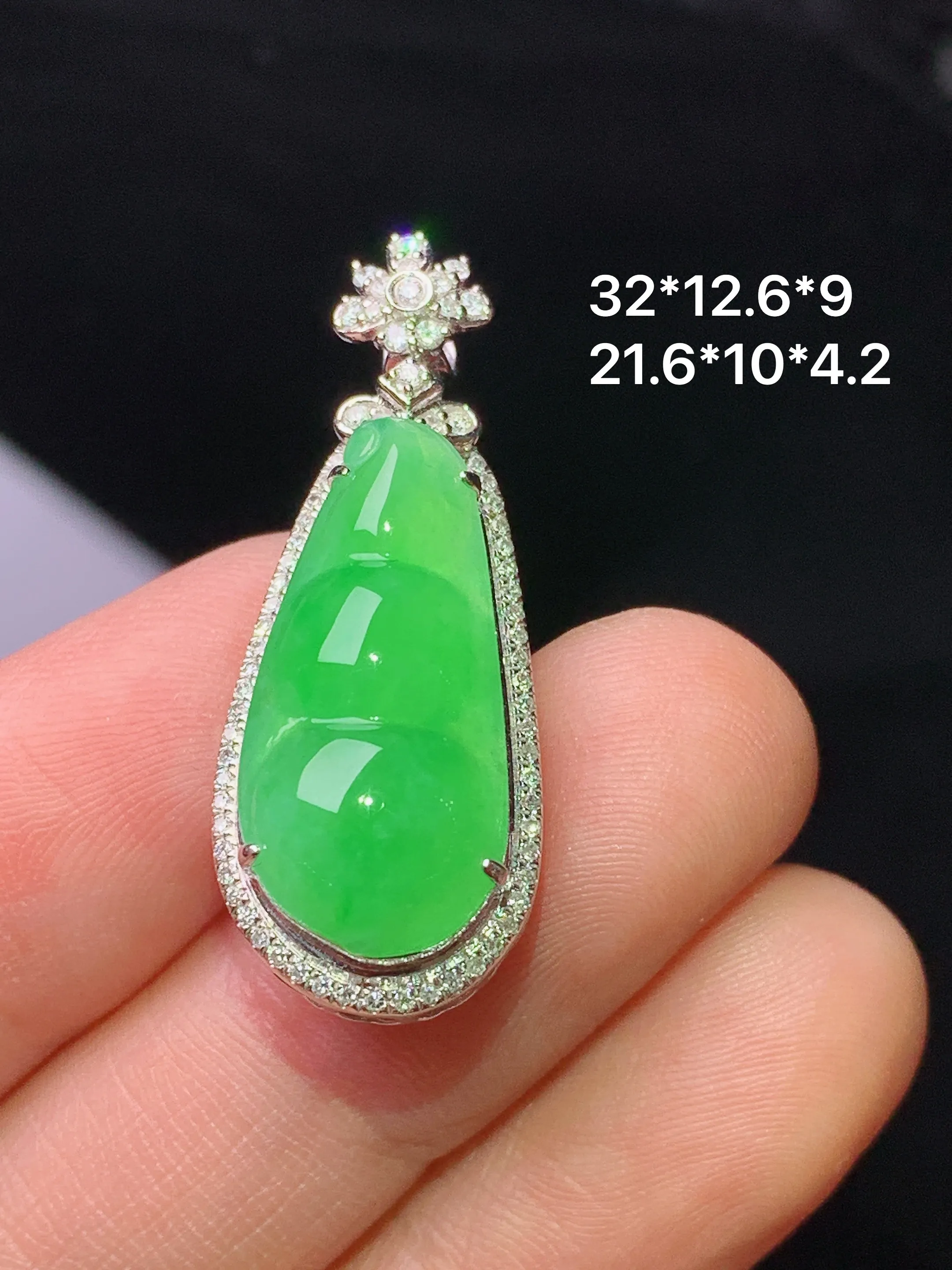 18k金钻镶嵌翠绿四季豆吊坠 玉质细腻 色泽清新艳丽 整体尺寸32*12.6*9