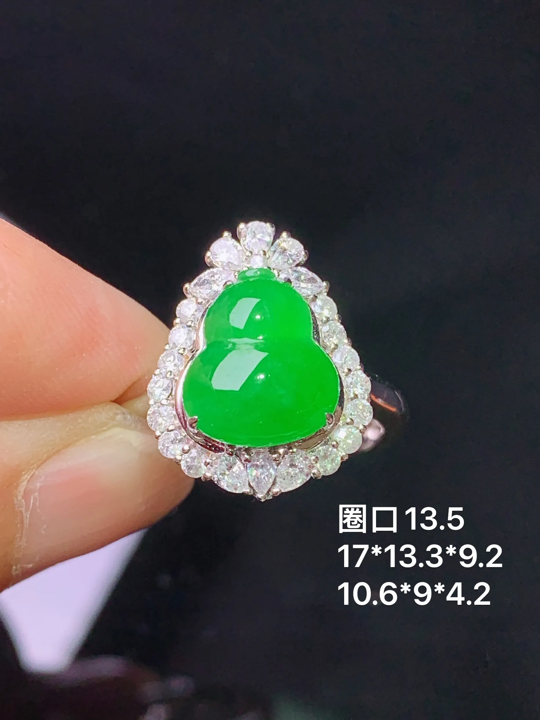 18k金钻镶嵌满绿葫芦戒指 玉质细腻 色泽清新艳丽 圈口13.5 整体尺寸17*13.3*9.2