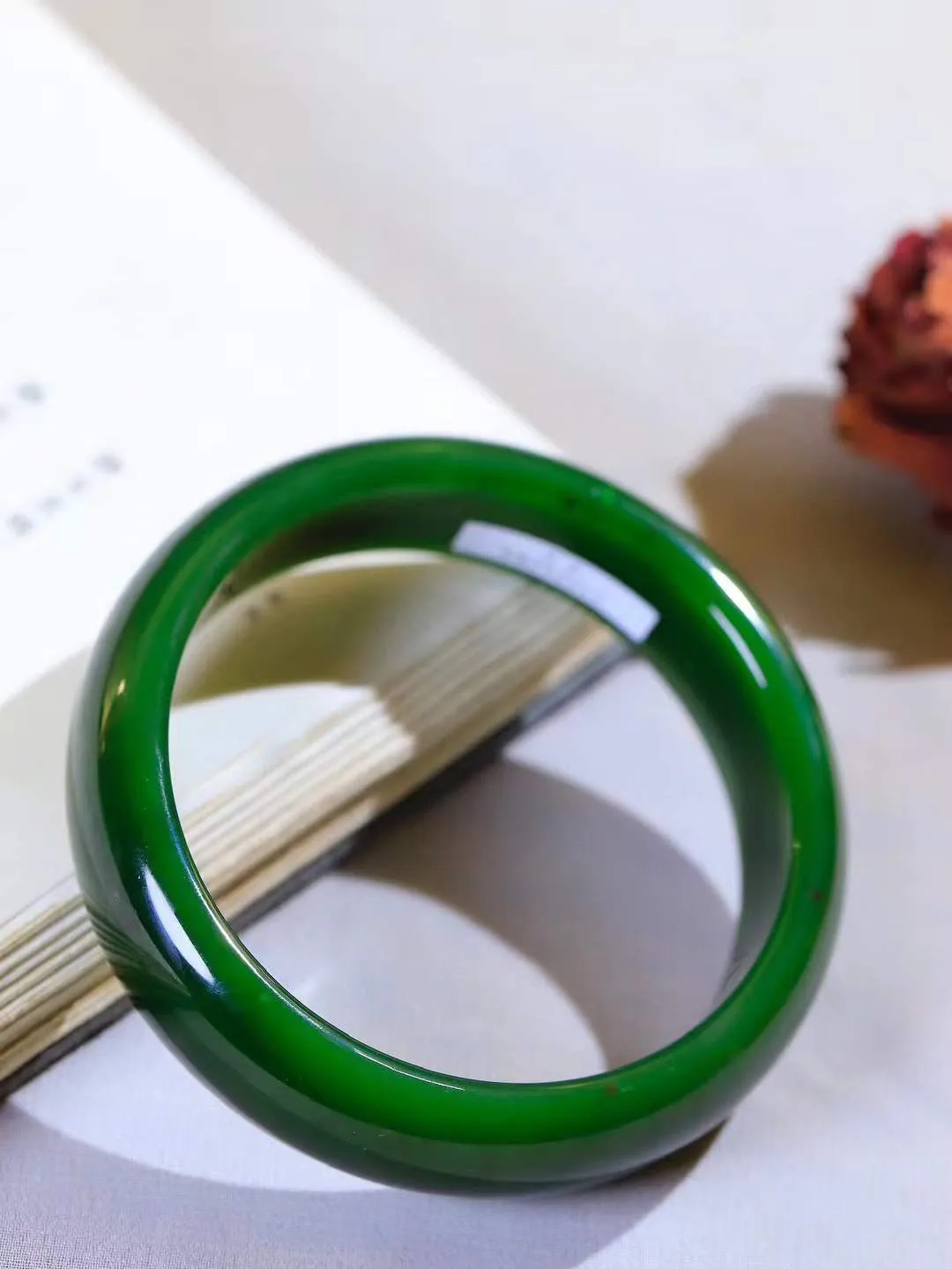 【温润如心.镯】

典藏级️和田玉碧玉手镯，精选上等碧玉料，色泽清透，质地细腻。佩戴它，感受千年玉文化的温润与优雅，愿它为您带来平安与幸福。重83.05克  尺寸63.4-18.2-8mm  101202611A