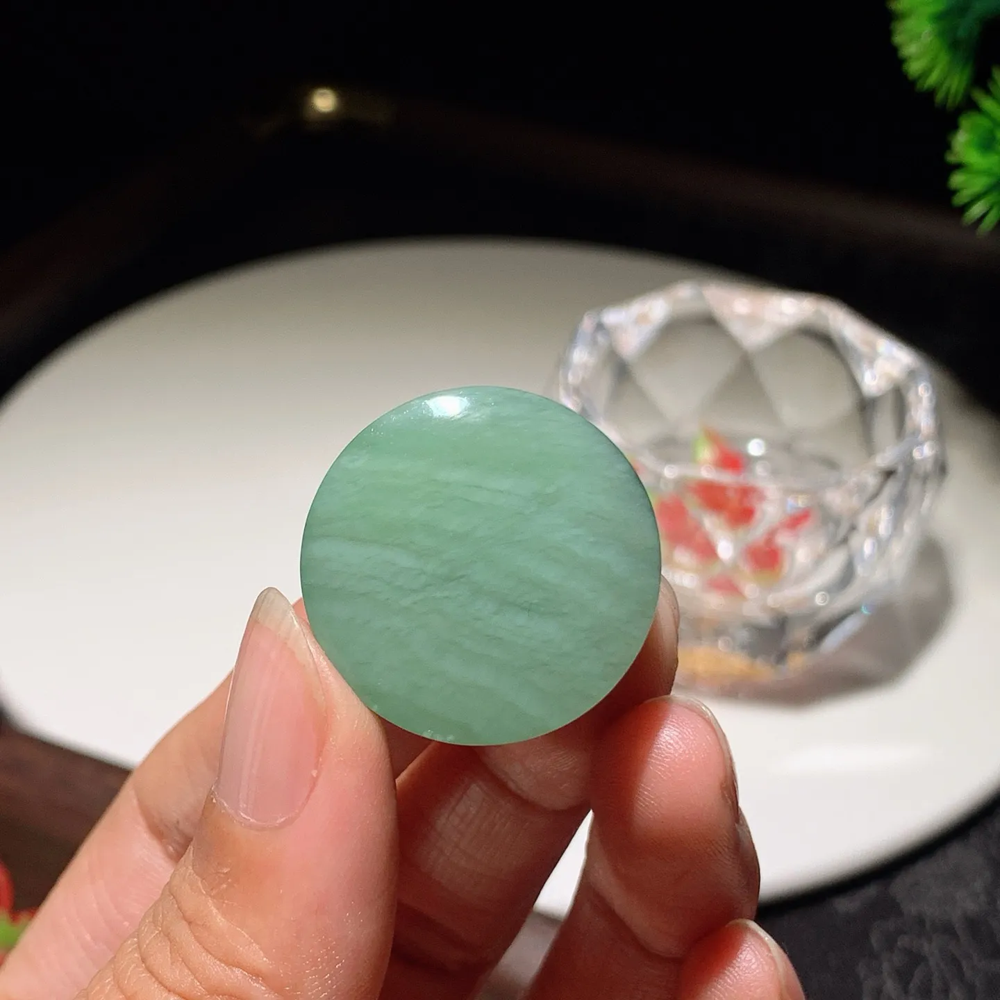 和田玉阳绿猫眼俄罗斯碧玉平安无事圆牌挂件。尺寸26/13重17.5克。玉质细腻油润。手推出油。佩戴高